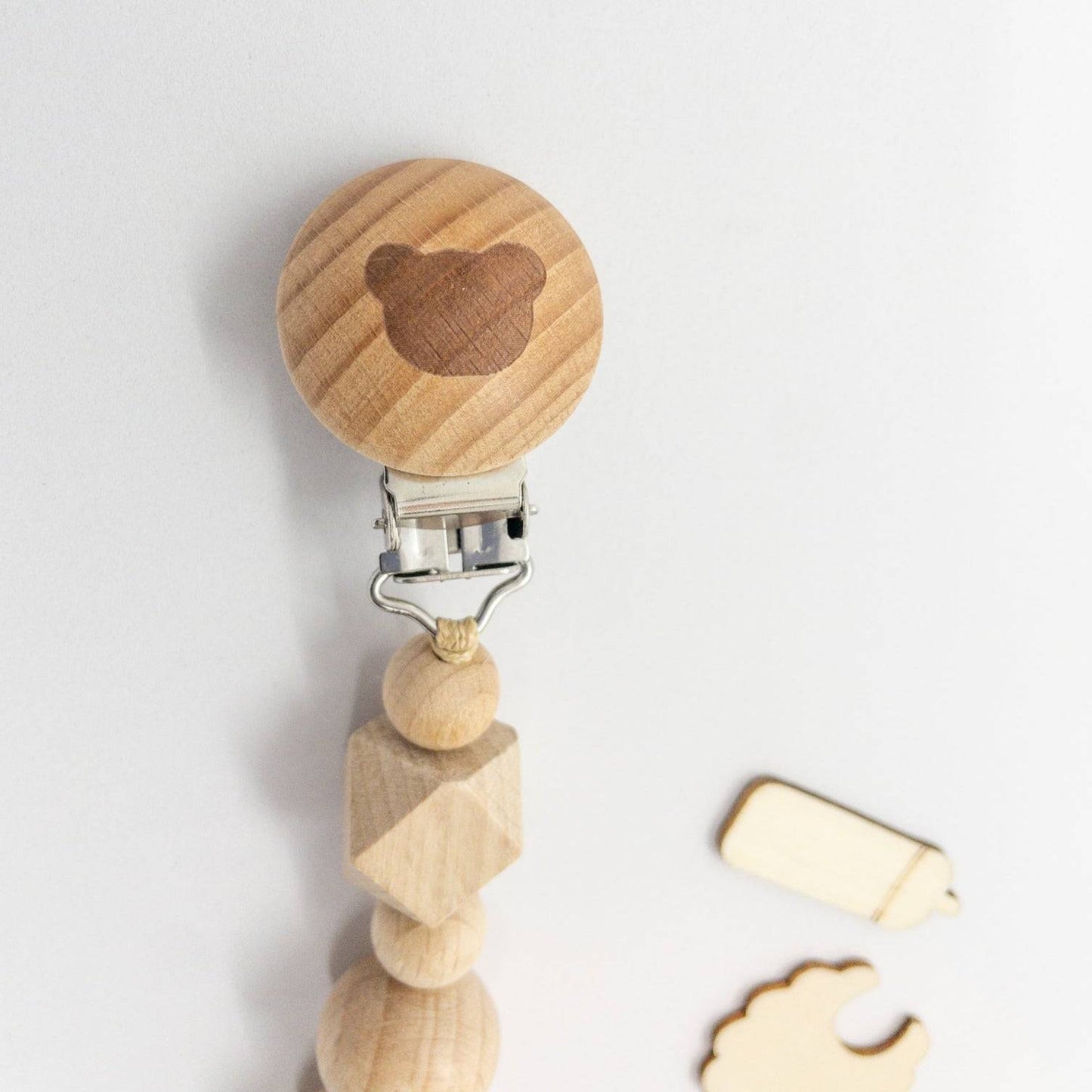 Clip ciuccio catenella con incisione orsetto, totalmente in legno naturale