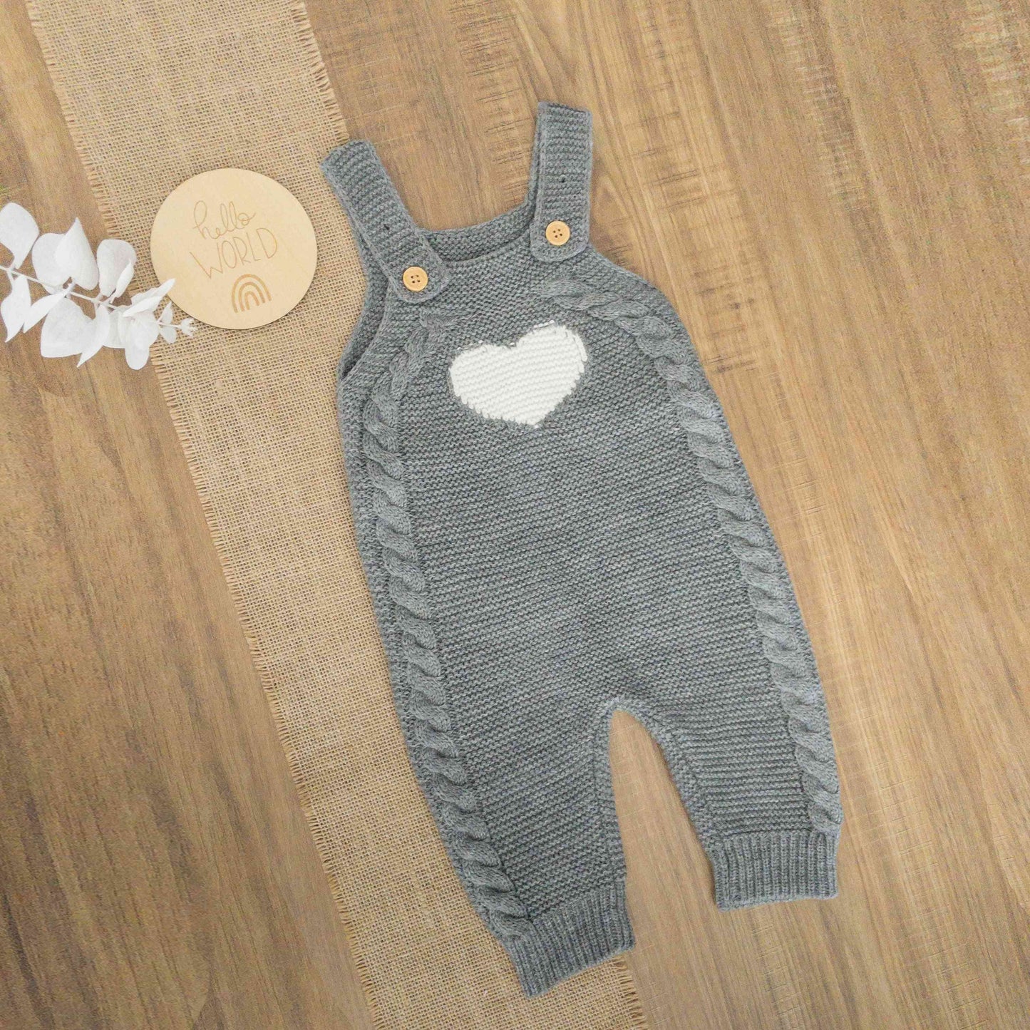 pagliaccetto grigio neonato fatto a maglia con cuore senza maniche