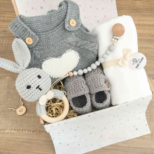 Scatola set regalo neonato baby shower unisex con sonaglio uncinettin amigurumi fatto a mano e altri accessori per neonato in colore grigio e bianco genere neutro
