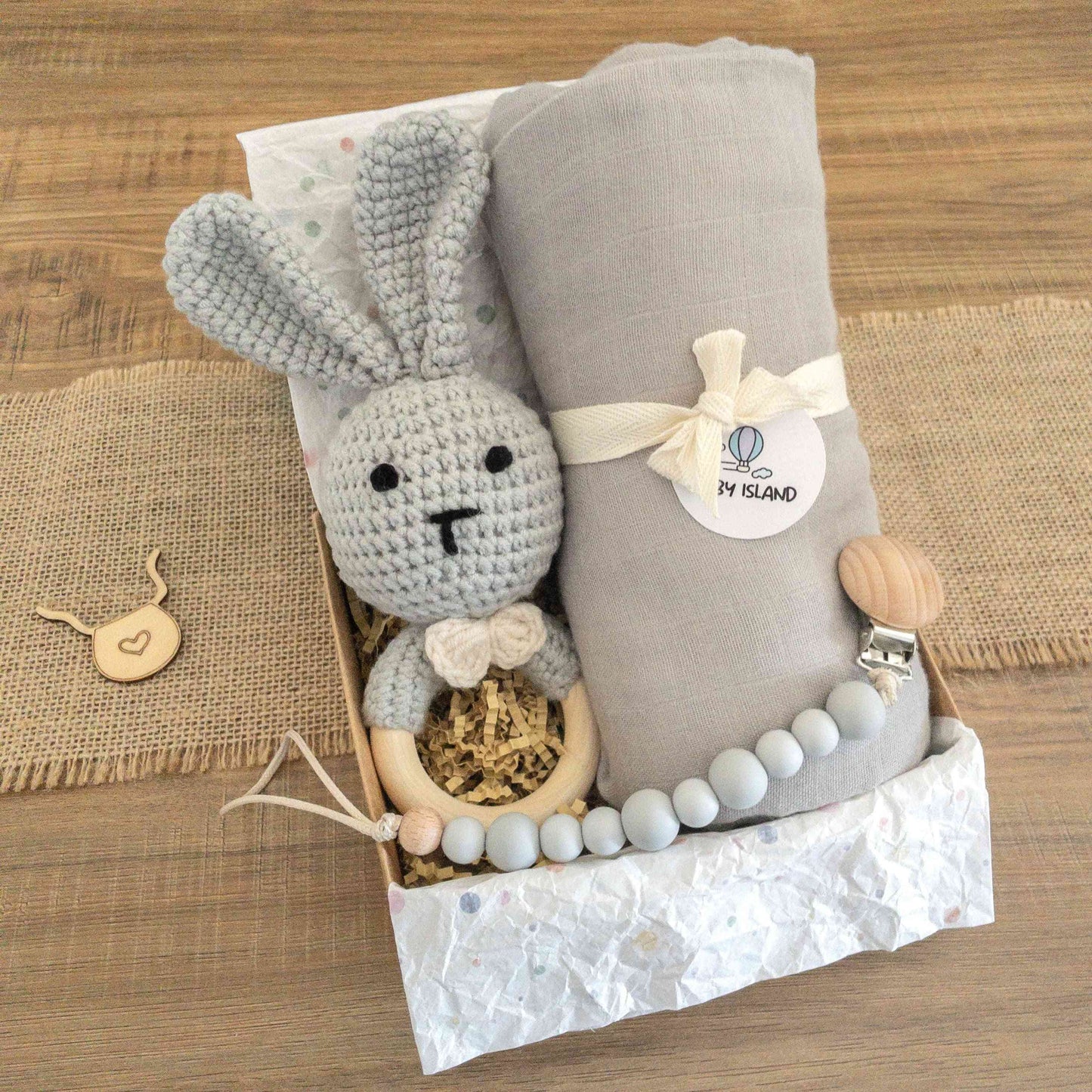 scatola set regalo neonato con mussola avvolgente fasciatura grigia, sonaglio neonato e catenella clip ciuccio legno e silicone