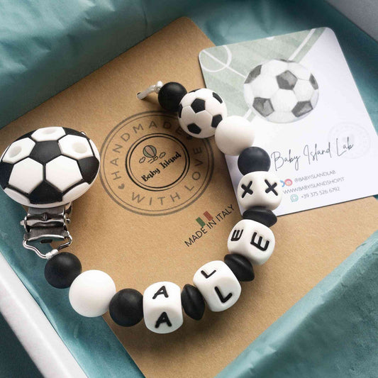 regalo neonato economico catenina portaciuccio personalizzata con nome a tema calcio pallone juventus milan colori a scelta