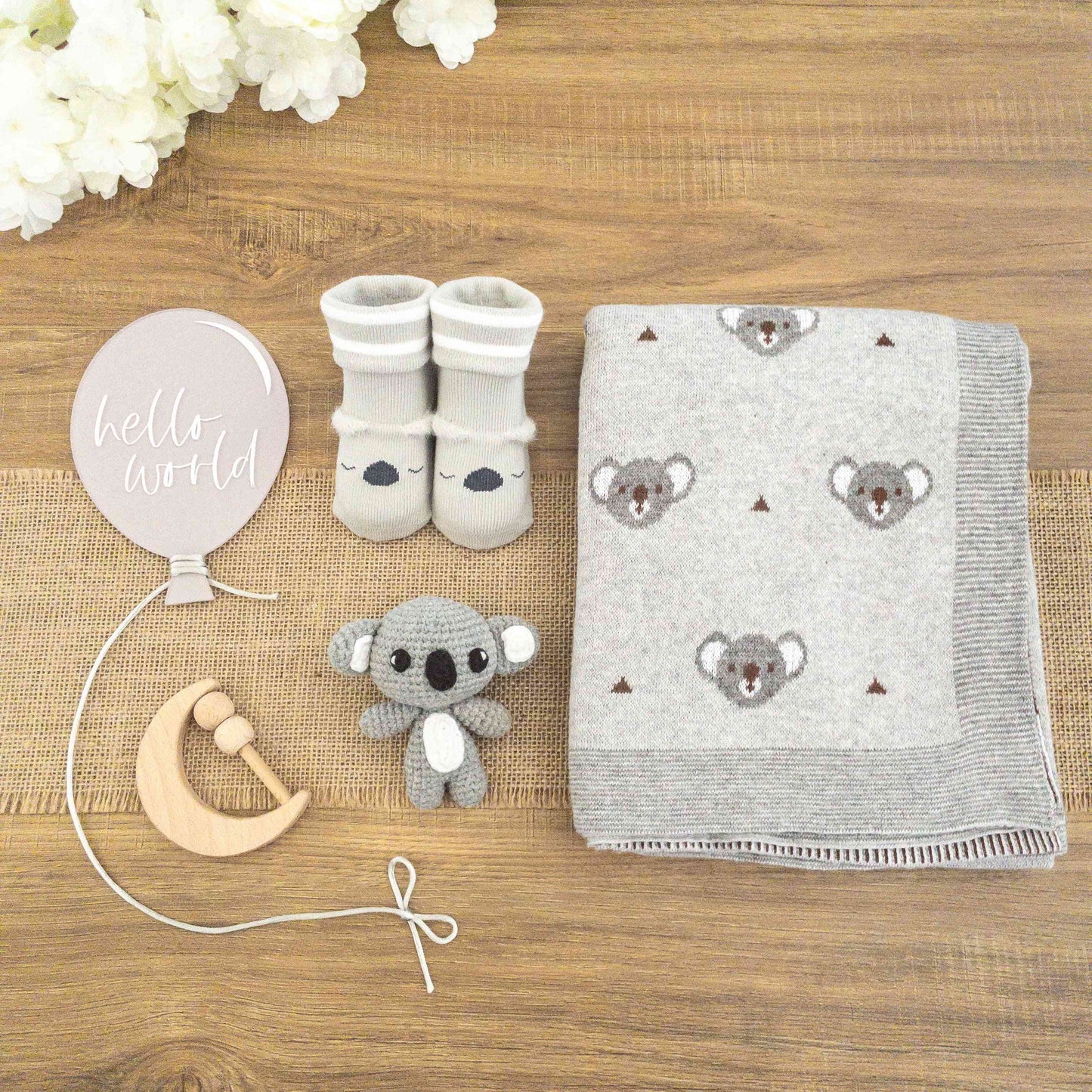 scatola con set regalo neonato koala con coperta cotone grigia, pupazzetto amigurumi koala, calzine antiscivolo koala, sonaglio sensoriale e insegna palloncino acrilico Hello World rosa