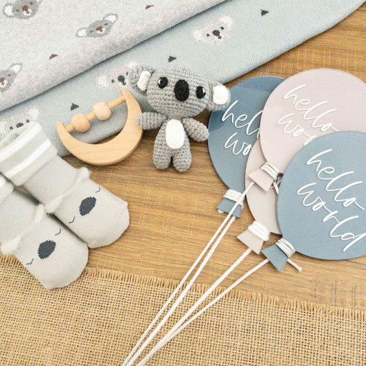 scatola con set regalo neonato koala con coperta cotone, pupazzetto amigurumi koala, calzine antiscivolo koala, sonaglio sensoriale e insegna acrilico Hello World