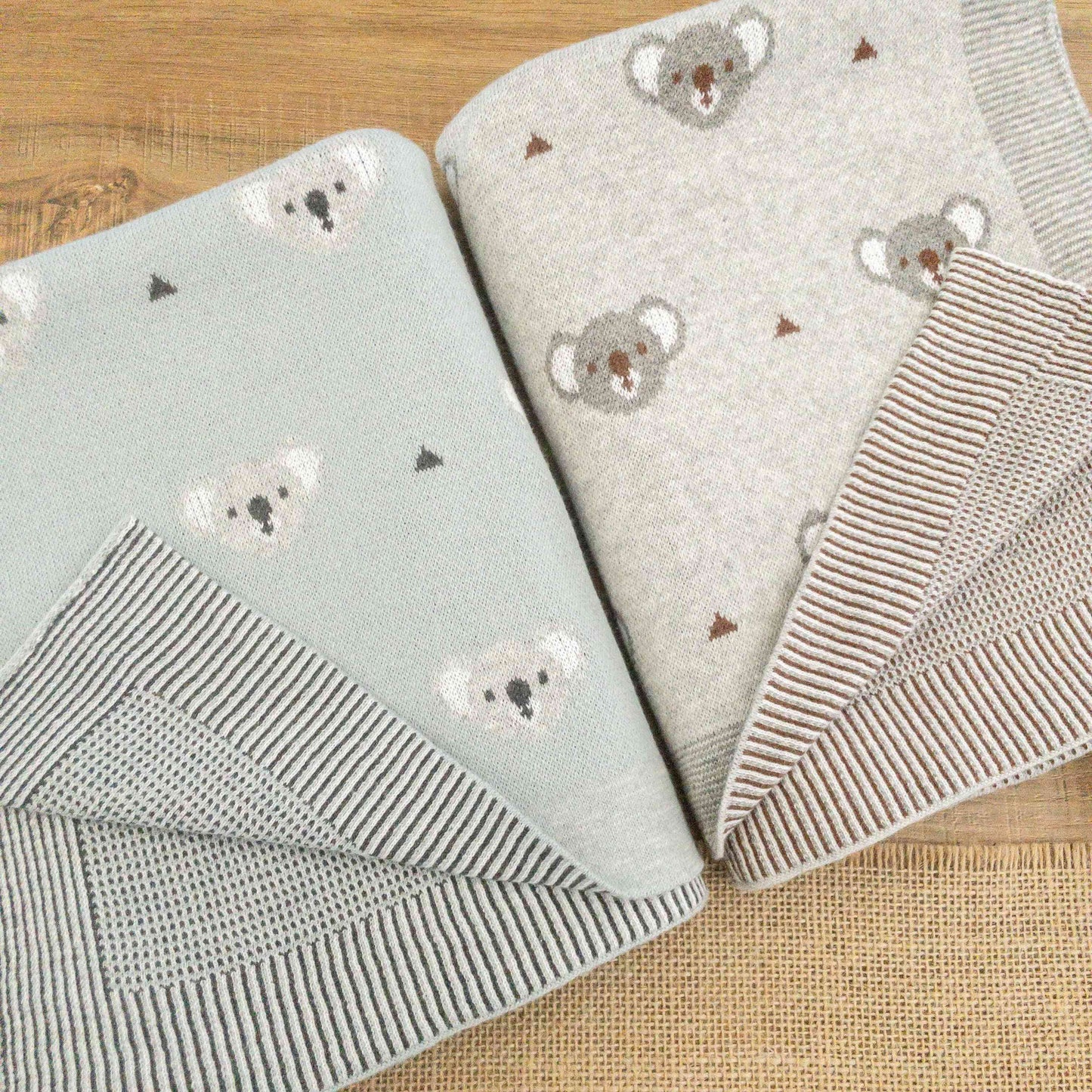 dettaglio coperte in cotone con fantasia koala su fronte e fantasia a righe sul retro