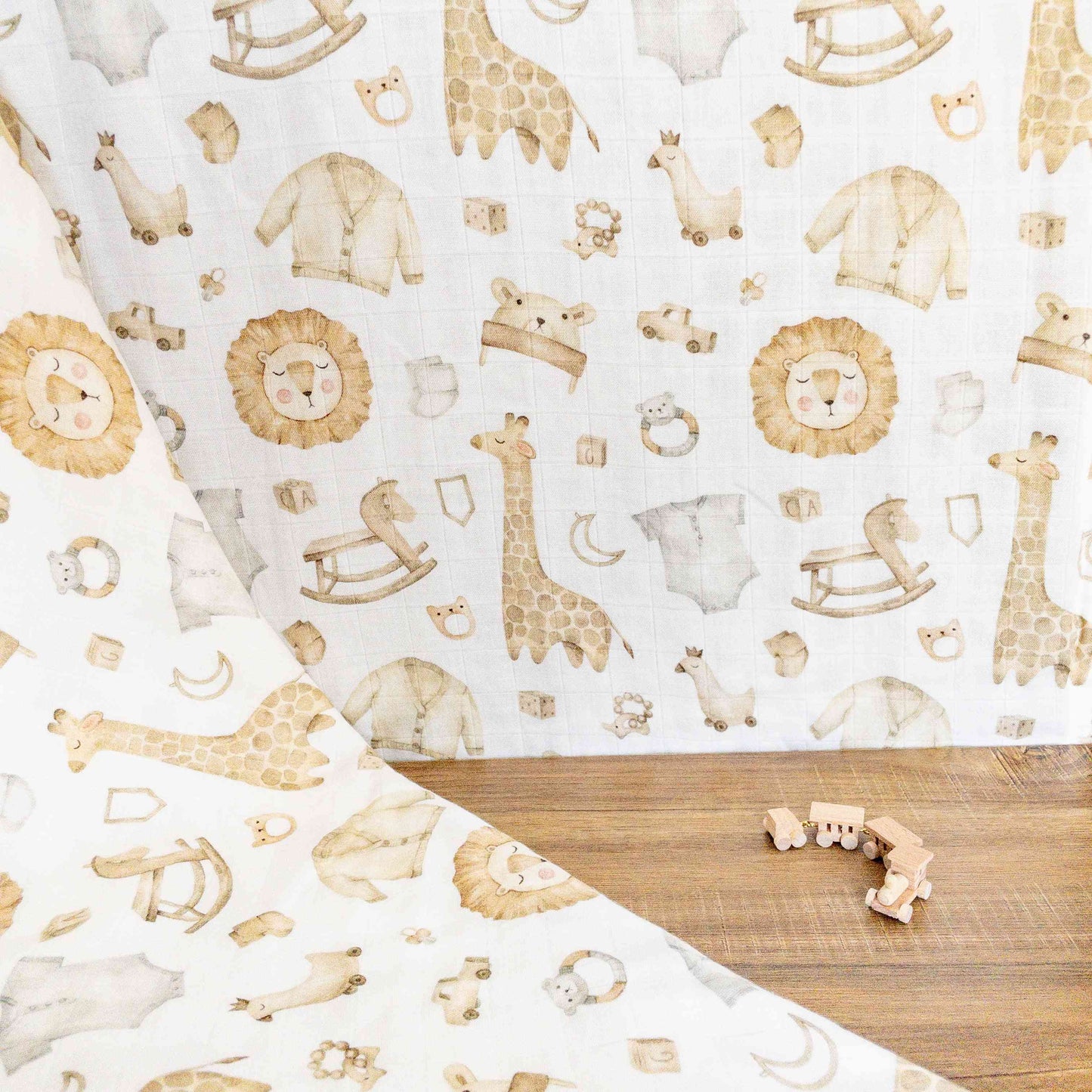 Mussola cotone e bambù con fantasia animali safari in colori beige, bianco e marrone, morbida traspirante e adatta a fasciatura neonato