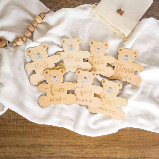 Orsetti in legno per traguardi mensili neonato con scritta in inglese da hello world a 1 anno