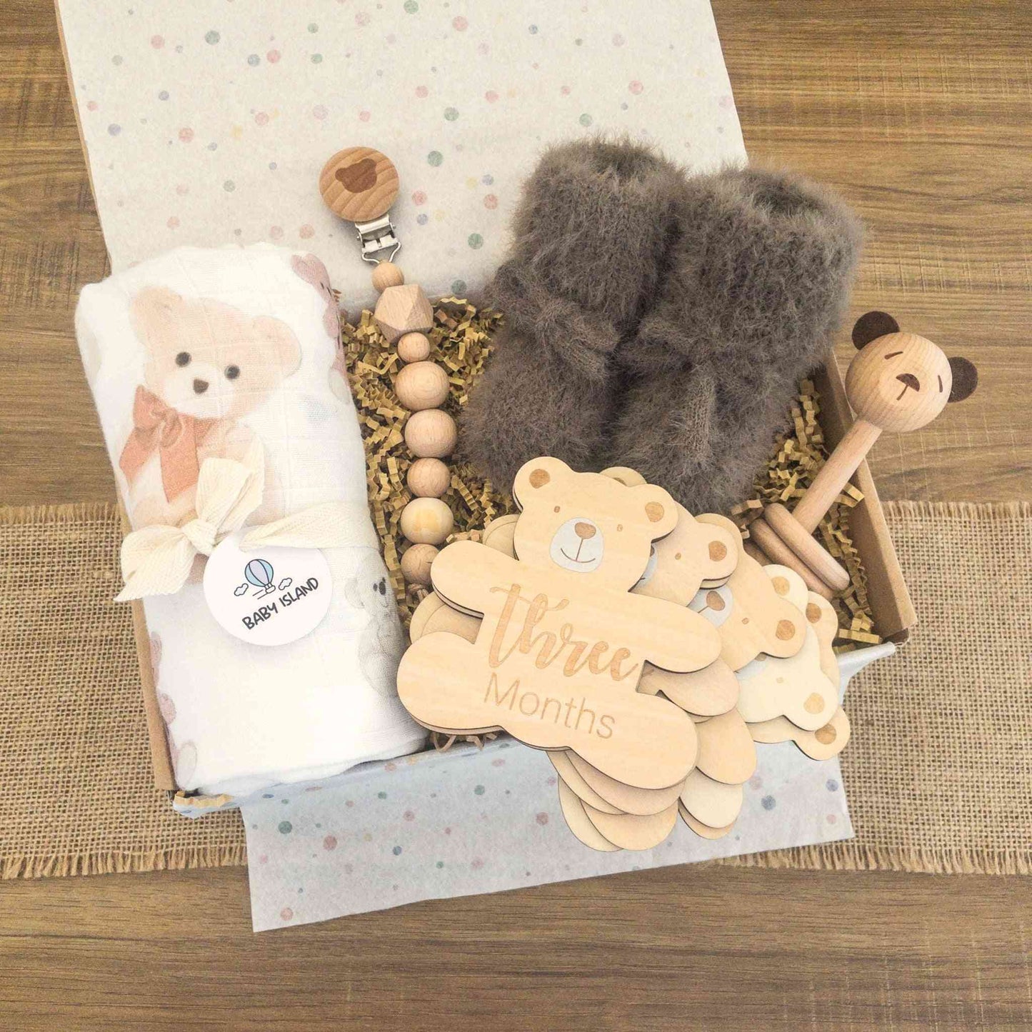 Set regalo neonato colori neutri a tema orsetti con una mussola morbida, orsetti in legno per traguardi mensili, calzini morbidi e pelosi, sonaglio e catenina ciuccio