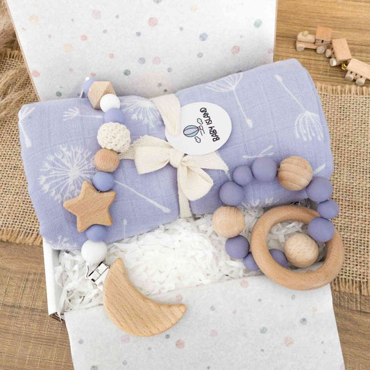 confezione scatola set regalo per neonata con mussola XL per fasciatura lilla e fiori bianchi, catenela clip ciuccio lilla luna e stelle, anello sonaglio lilla