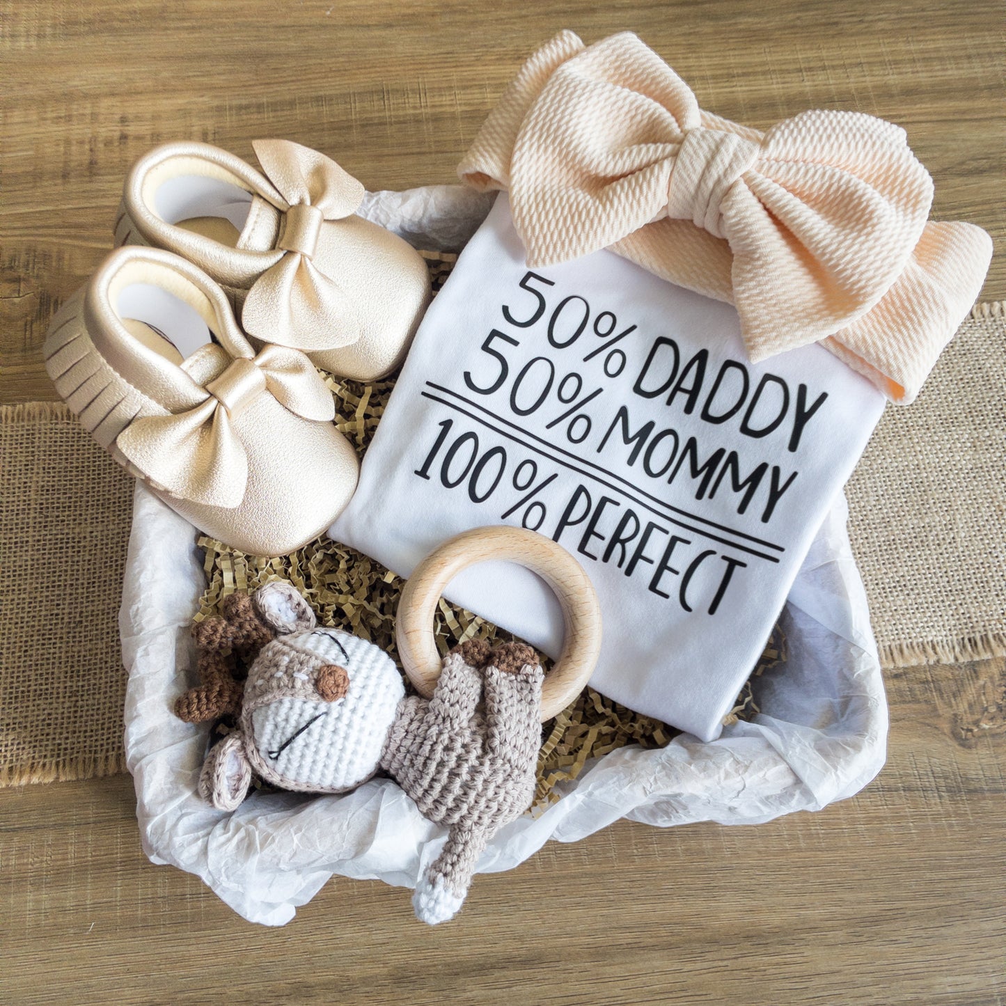 Set regalo per neonata con body scritta 50% daddy 50% mommy 100% perfect, sonaglio cerbiatto, scarpine mocassini oro e fascia con fiocco color albicocca