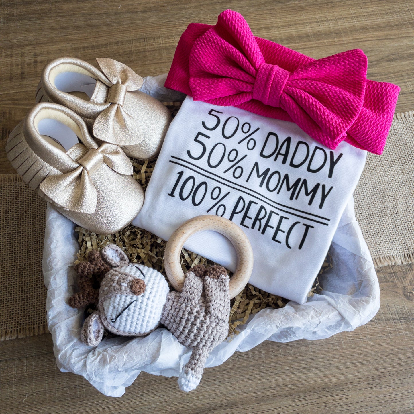 Set regalo per neonata con body scritta 50% daddy 50% mommy 100% perfect, sonaglio cerbiatto, scarpine mocassini oro e fascia con fiocco color fuchsia