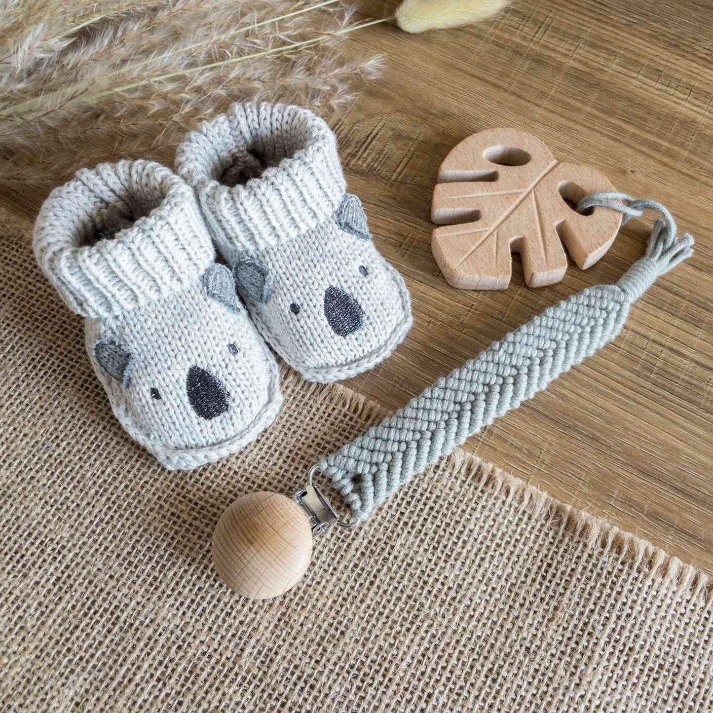 set neonato a tema koala con calzine a maglia a forma di koala massaggiagengive in legno a forma di foglia e catenina clip ciuccio 
