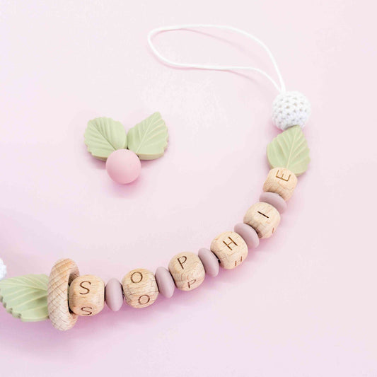 catenina per ciuccio neonata con foglie verdi, perline rosa, koala amigurumi e lettere in legno per nome materiali sicuri e certificati composizione antistrappo