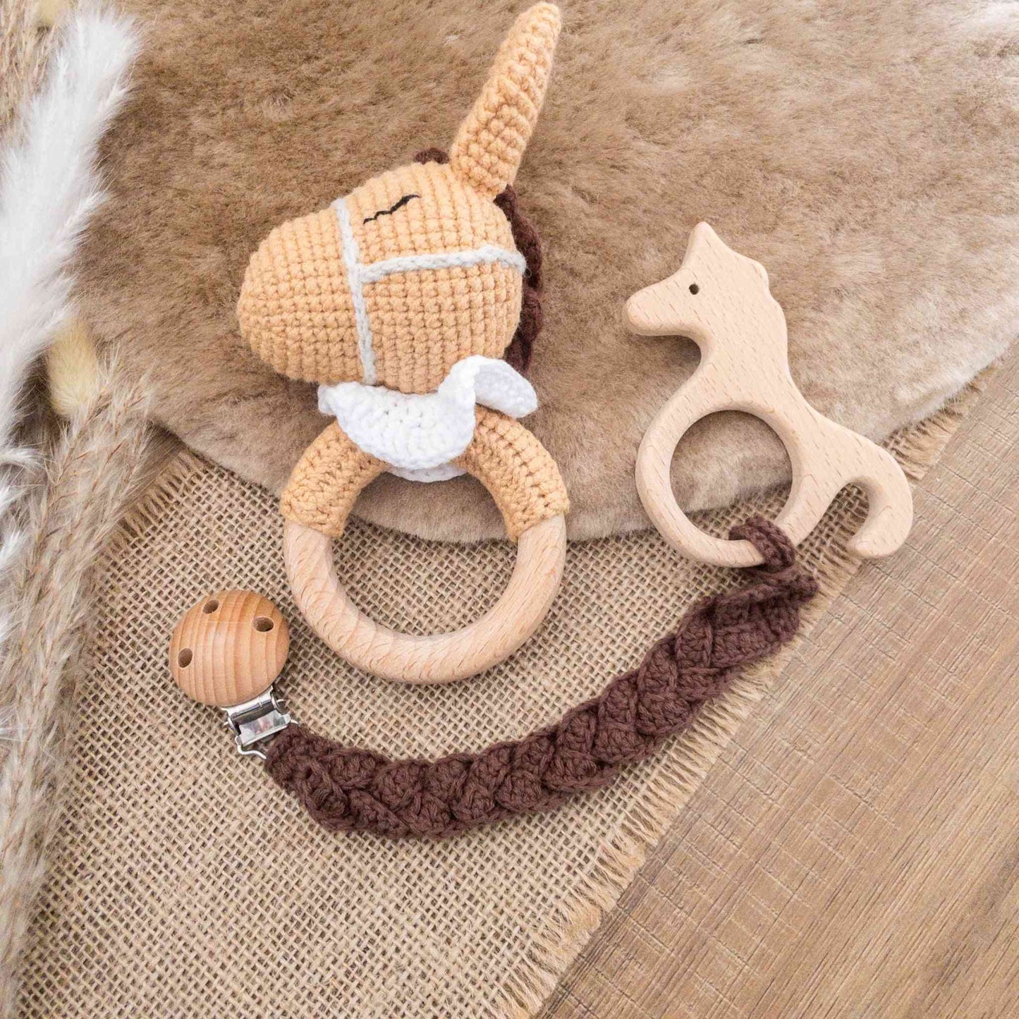 sonaglio amigurumi all'uncinetto a forma di cavallo con anello in legno di faggio regalo per mamme appassionate di equitazione con catenella ciuccio