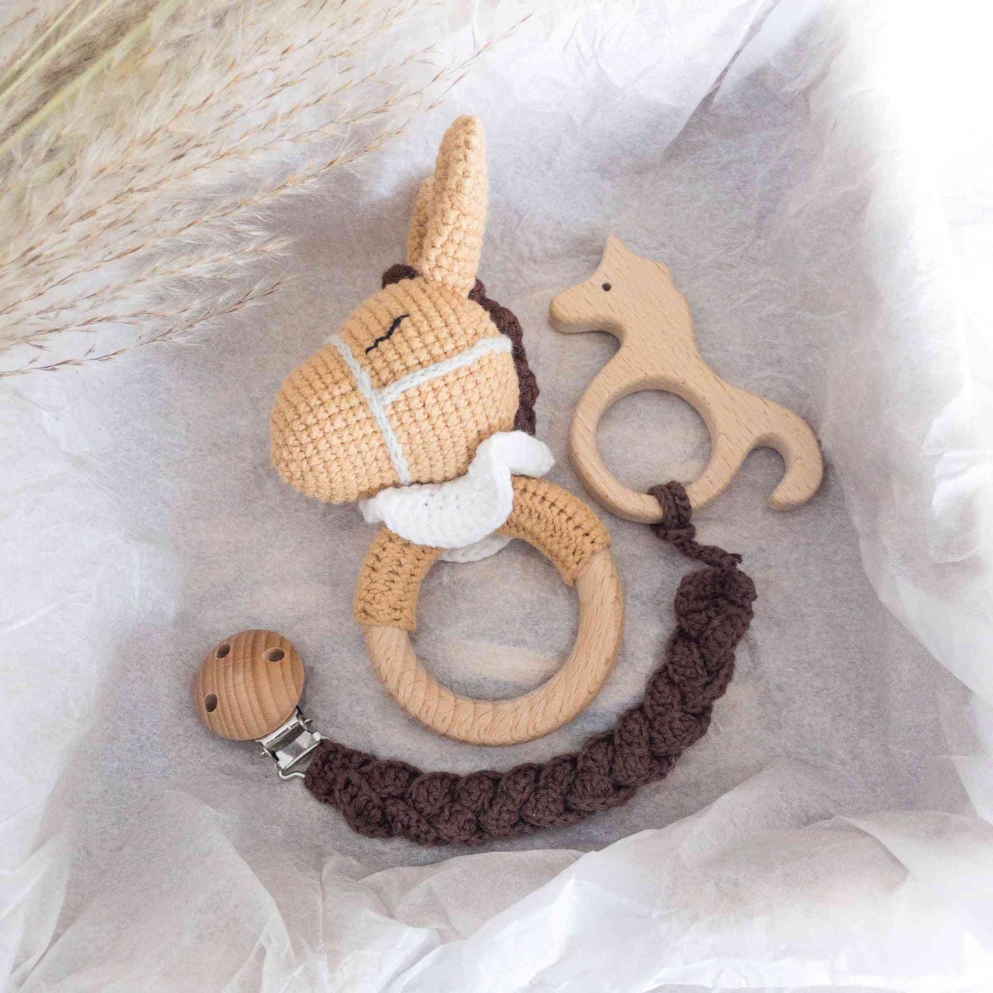 sonaglio amigurumi all'uncinetto a forma di cavallo con anello in legno di faggio regalo per mamme appassionate di equitazione con catenella ciuccio