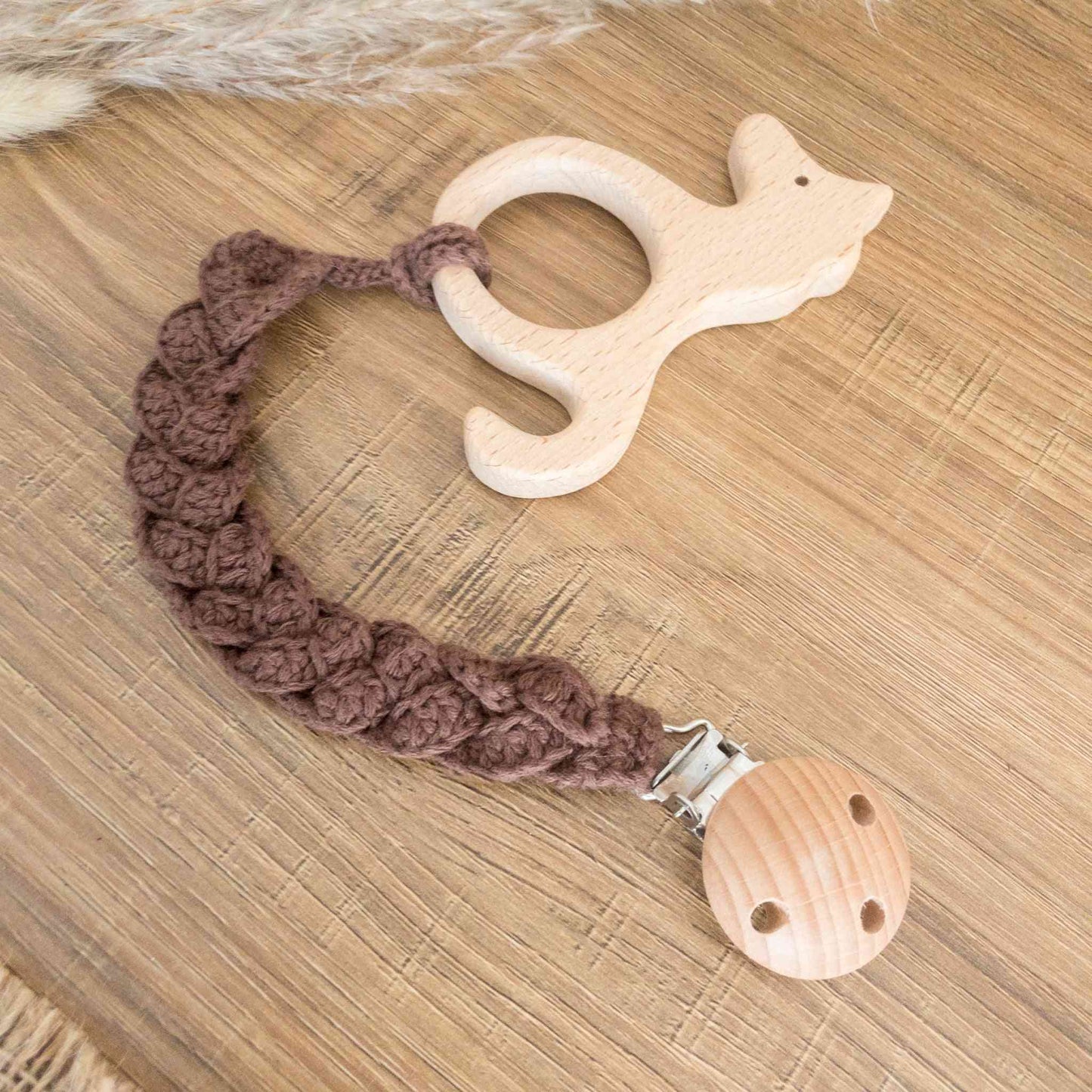 catenella ciuccio fatta a mano all'uncinetto color marrone caffè con massaggiagengive in legno
