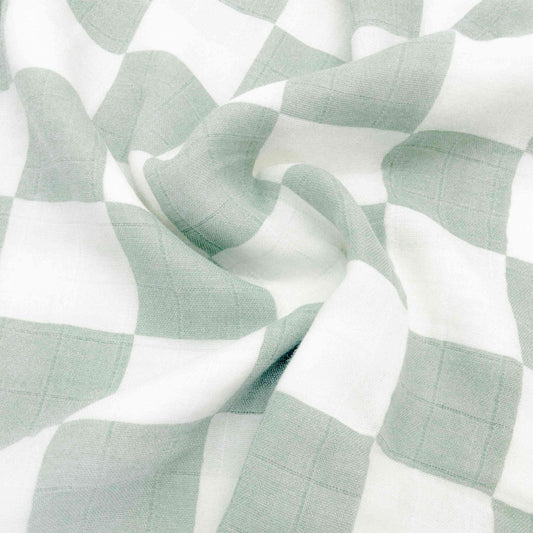 Mussola neonato in cotone e bambù fantasia a quadri verde salvia, tessuto certificato OEKO-TEX® perfetto per fasciatura e copertura.