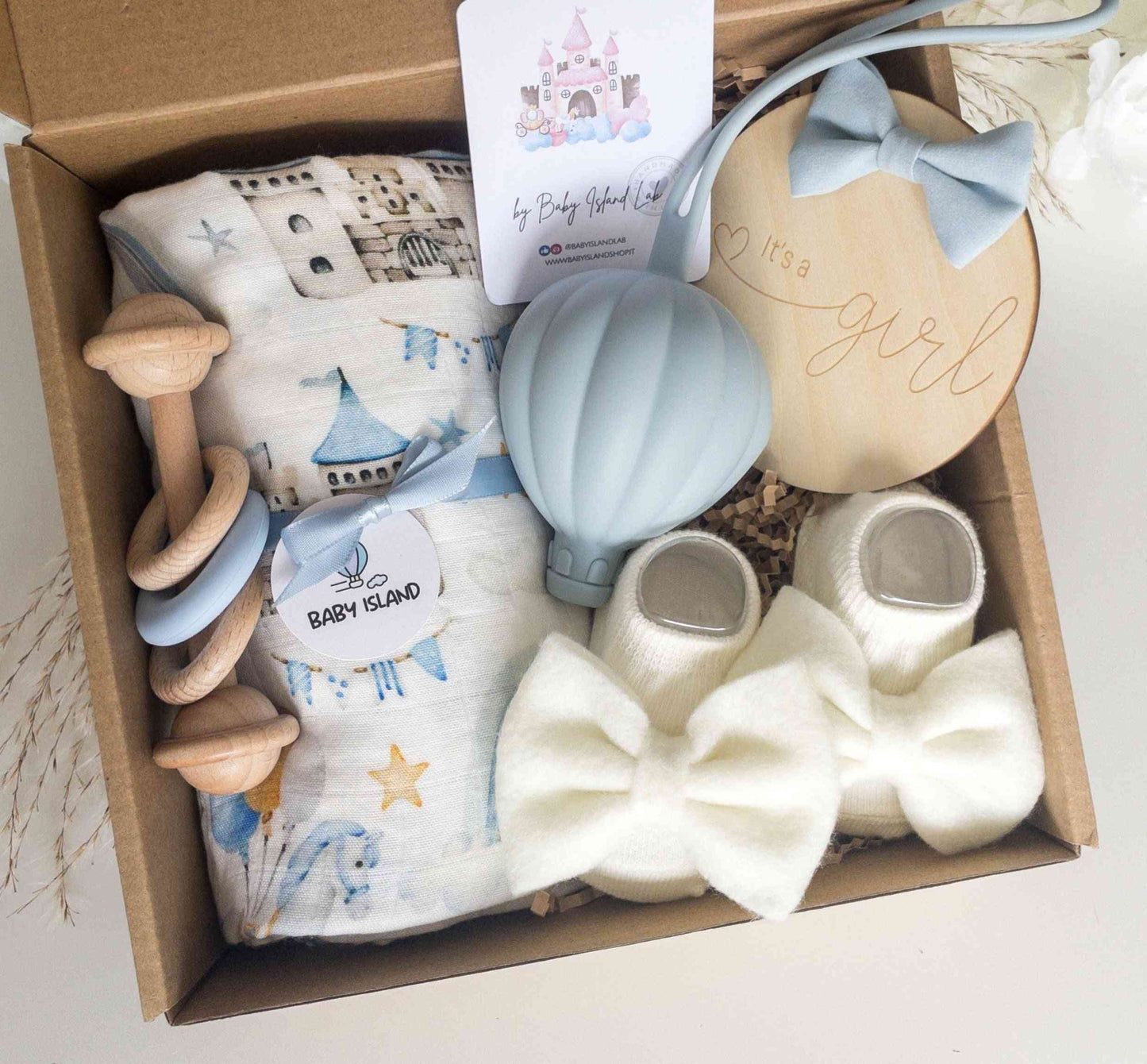 Set neonata prinicipessa nei colori azzurro chiaro e avoro con sonaglio, mussola, porta ciuccio, card it's a girl con fiocco, calzini con fiocco