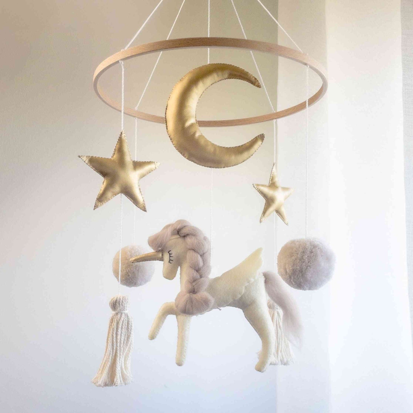 Giostrina per culla con stelle e unicorno colori neutri e oro per una cameretta elegante e luminosa