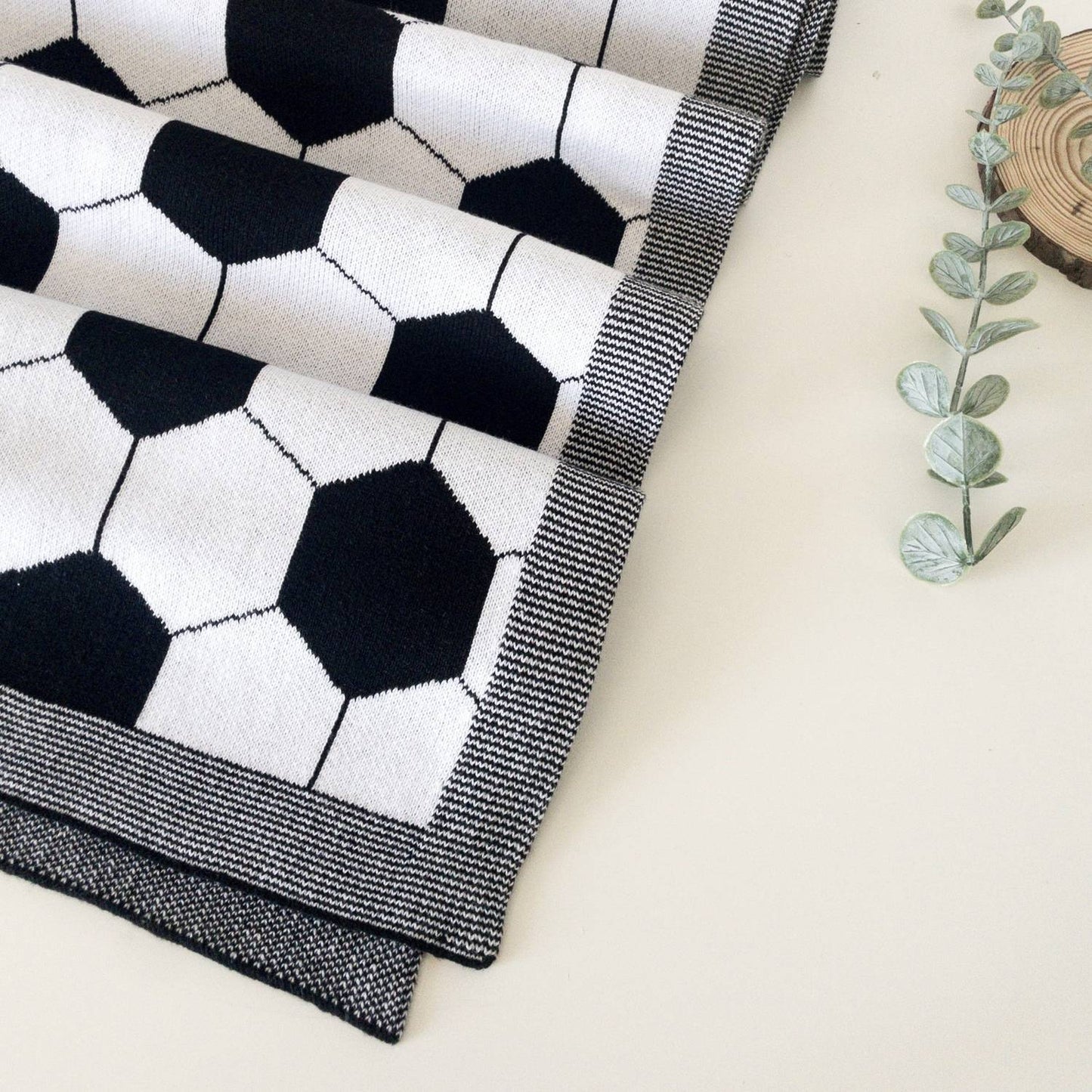 Coperta a tema calcio: "Coperta per neonato a tema calcio in bianco e nero"
Coperta in morbido tessuto 100% cotone per neonato, con motivo a pallone da calcio, perfetta per tenere il tuo piccolo al caldo.