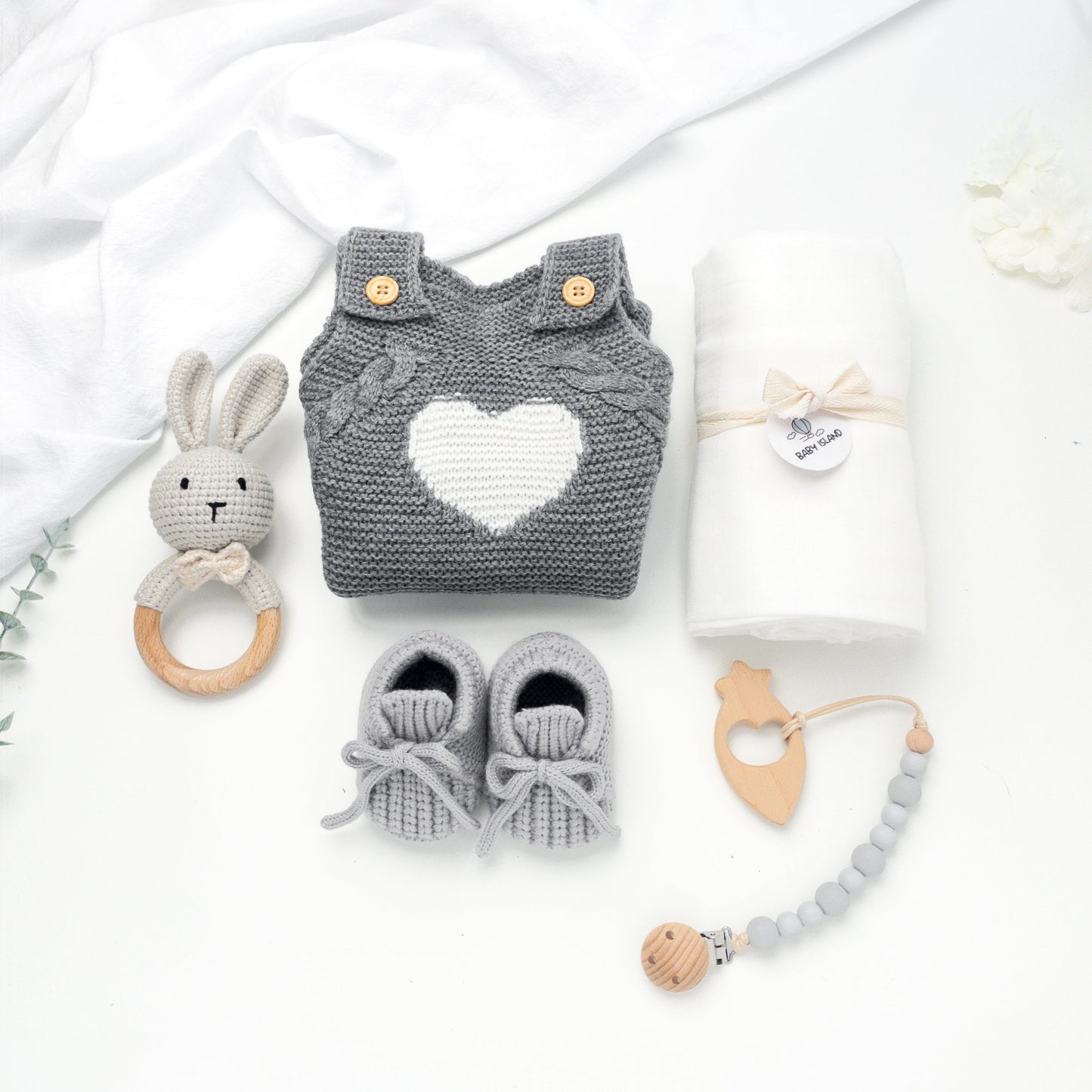 set regalo neonato originale, regalo per baby shower unisex con sonaglio uncinetto amigurumi fatto a mano e altri accessori per neonato in colore grigio e bianco genere neutro