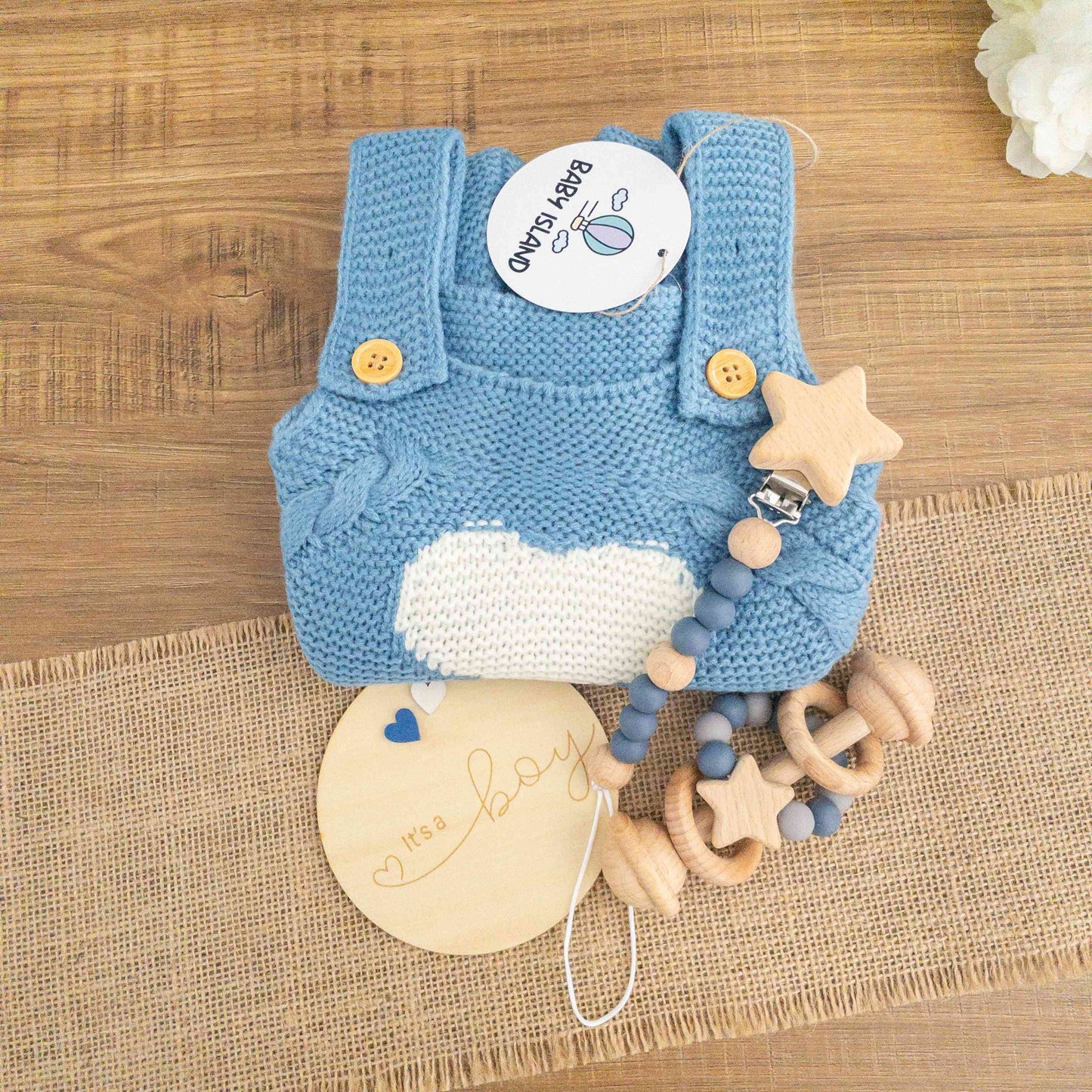 pagliaccetto blufatto a maglia con cuore bianco e accessori neonato
