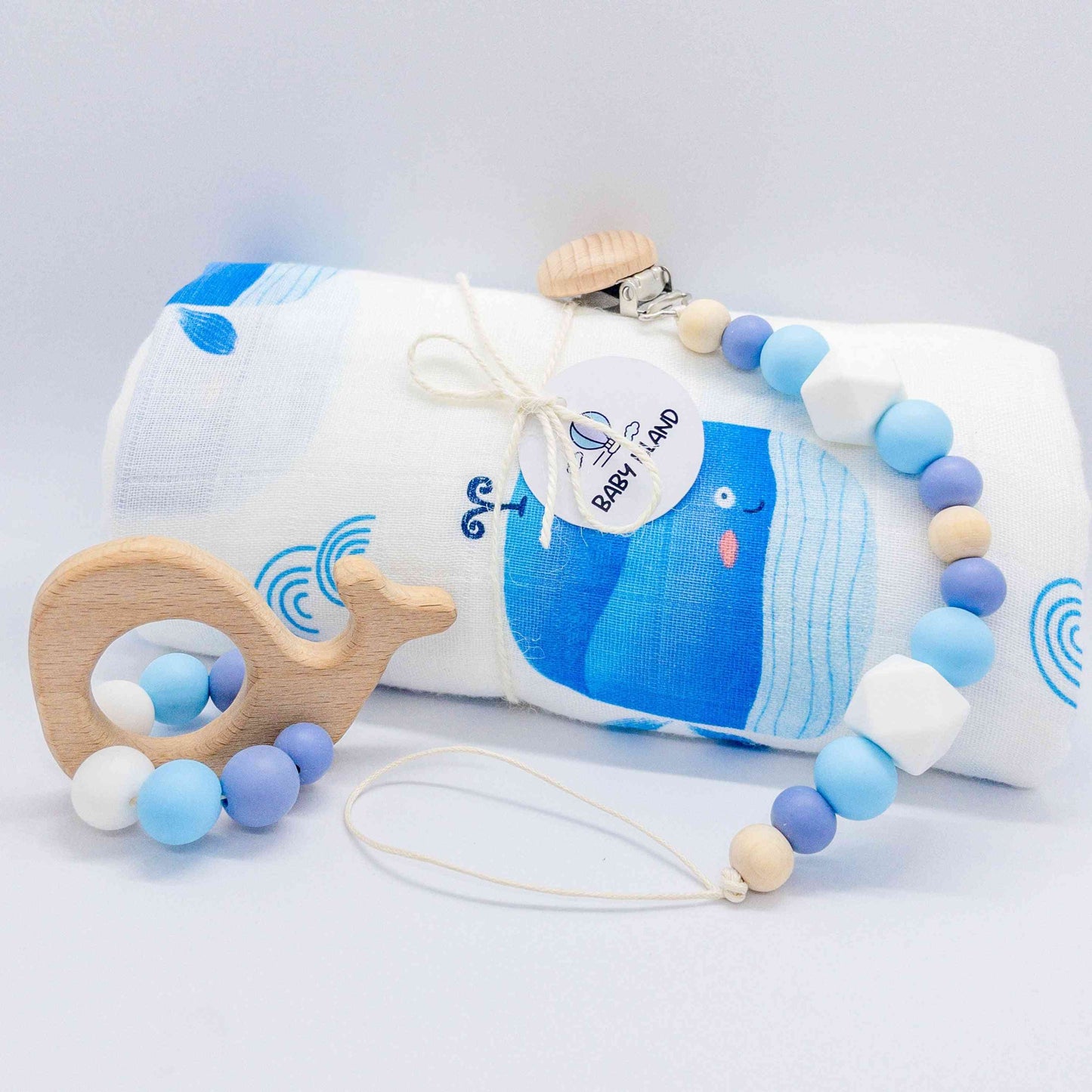 set regalo per neonato unisex a tema mare e balena con mussola cotone multiuso, catenella clip ciuccio e sonaglio massaggiagengive con balena in legno
