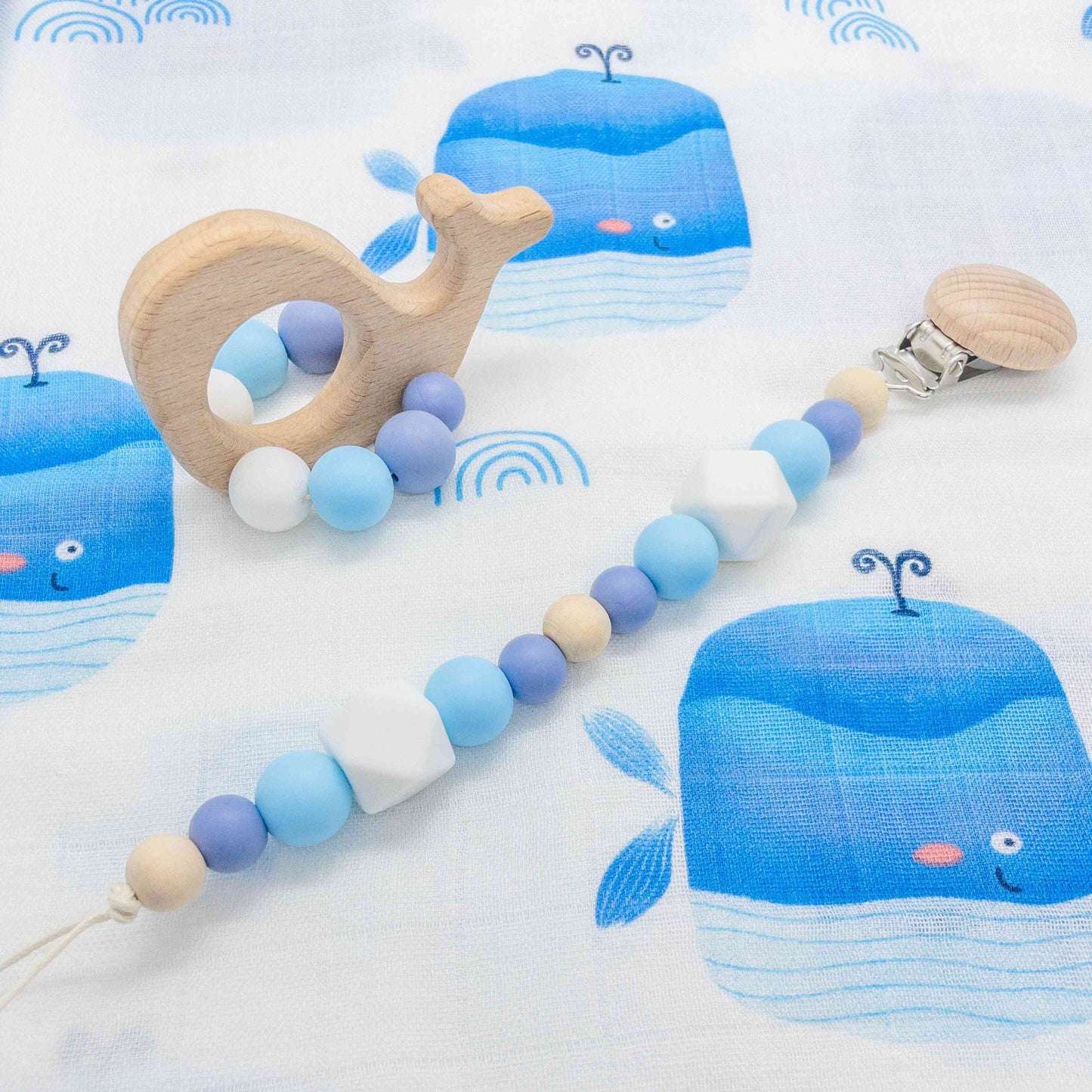 set regalo per neonato unisex a tema mare e balena con mussola cotone multiuso, catenella clip ciuccio e sonaglio massaggiagengive con balena in legno