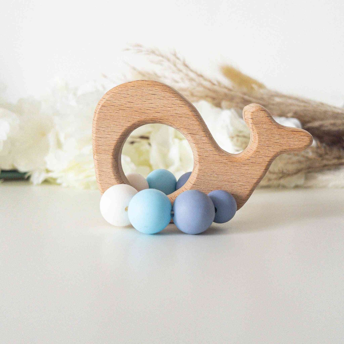 sonaglio in legno a forma di balena con anello di perline in silicone massaggiagengive