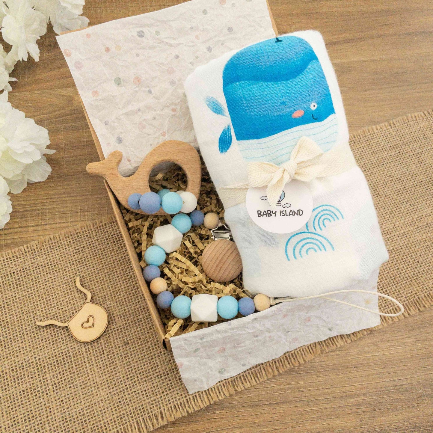 set regalo per neonato unisex a tema mare e balena con mussola cotone multiuso, catenella clip ciuccio e sonaglio massaggiagengive con balena in legno