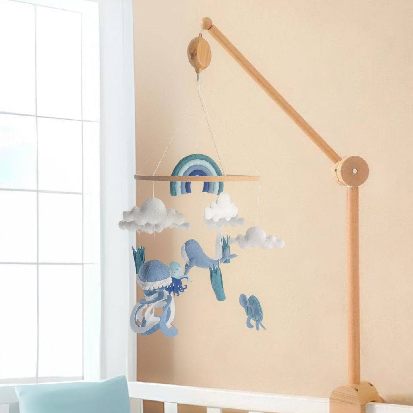 giostrina culla con carillon e supporto in legno a tema animali marini azzurro blu verde bianco nuvole arcobaleno