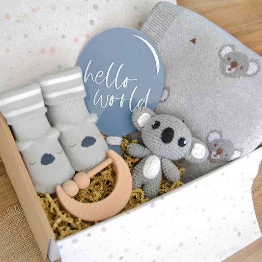 scatola con set regalo neonato koala con coperta cotone, pupazzetto amigurumi koala, calzine antiscivolo koala, sonaglio sensoriale e insegna acrilico Hello World