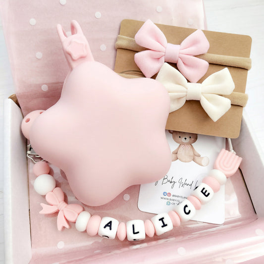 set personalizzato neonata con catenella portaciuccio rosa e bianco, due fasce con fiocco e una custodia stella colore bianco