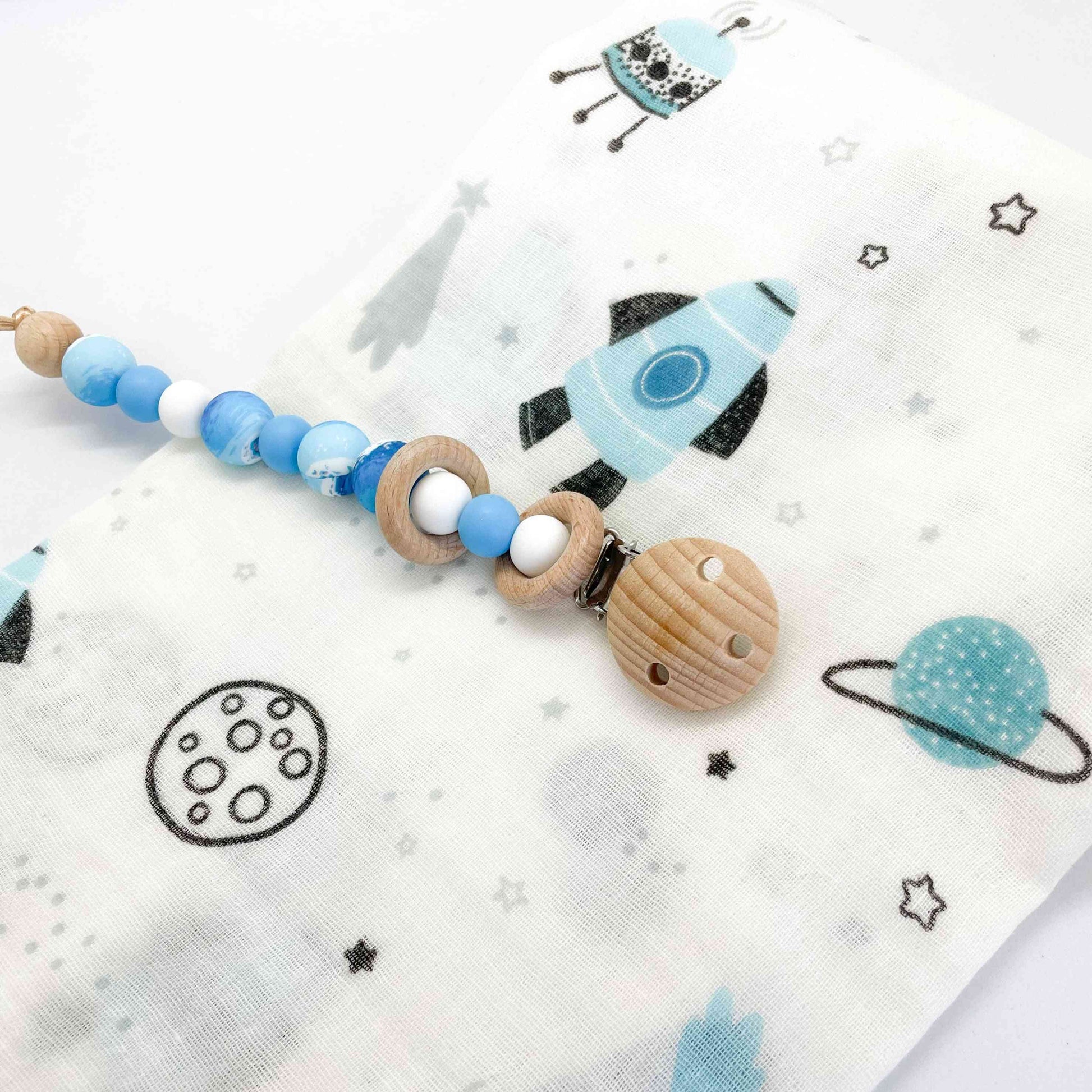 mussola in cotone per neonato a tema spazio, pianeti e razzo spaziale e catenella clip ciuccio a tema spazio cosmo e pianeti 