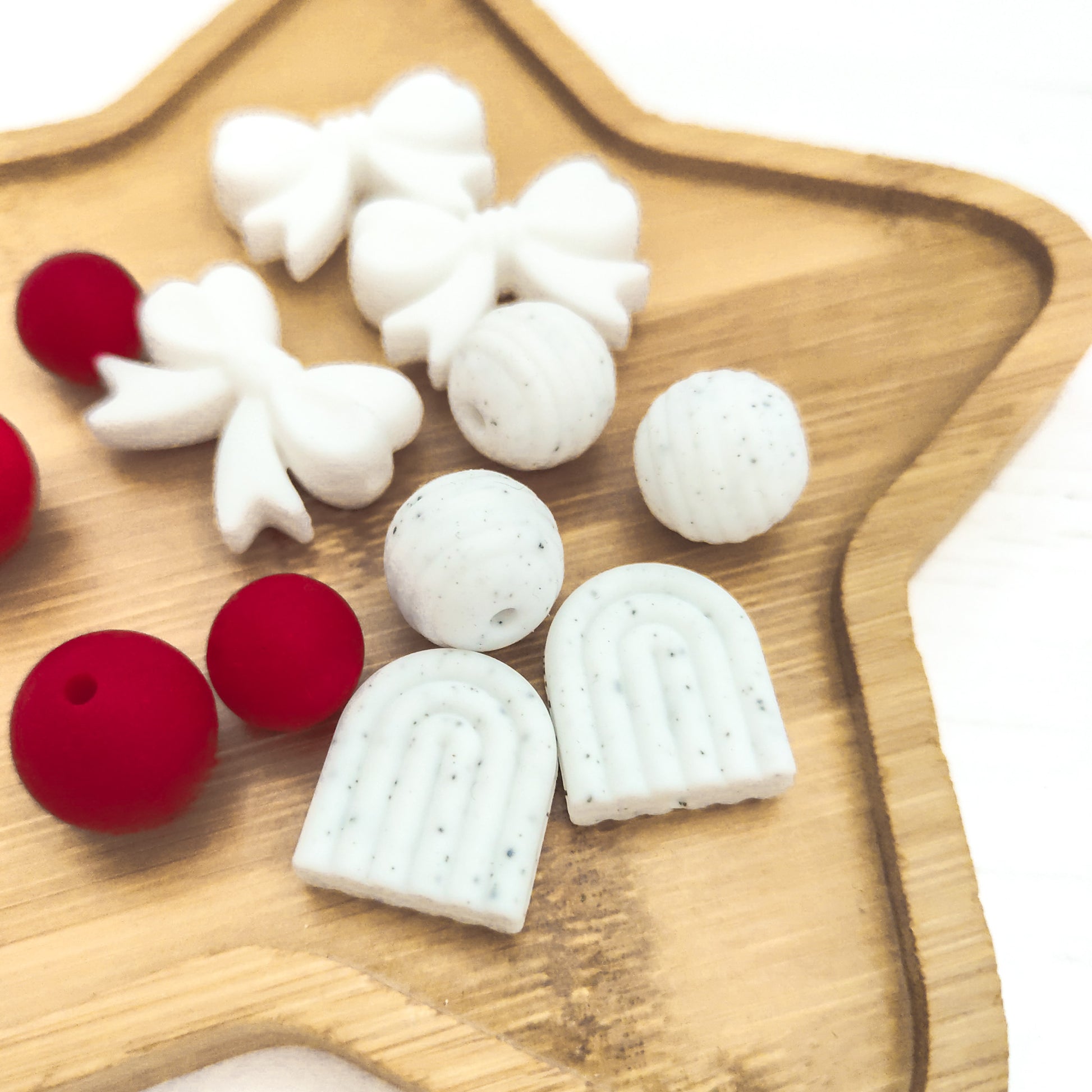 Perline colorate per catenella ciuccio rossa e bianca arcobaleno e fiocco, parte del set neonata Stella