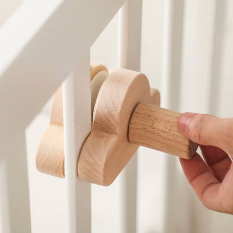 Primo piano del sistema di fissaggio del supporto per giostrina culla Nuvola in legno, con serraggio sicuro per una facile installazione.