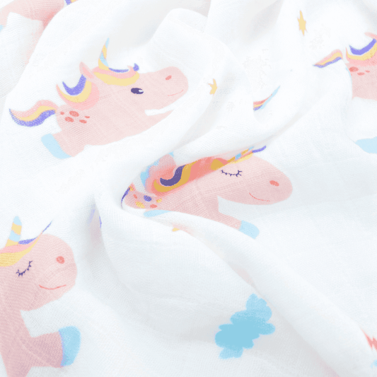Dettaglio mussola neonata in cotone e bambù con stampa unicorni rosa e stelle, tessuto traspirante e delicato per fasciatura neonato.