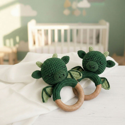 Sonaglio neonato drago con anello in legno, gioco sensoriale in cotone verde fatto a mano, ideale per regalo neonato maschio.