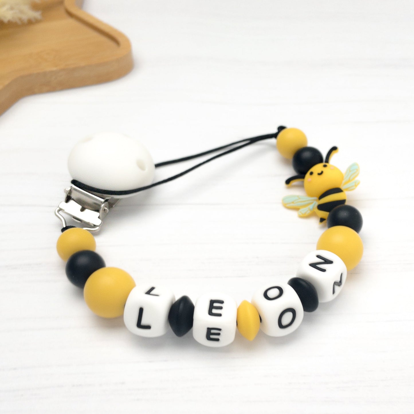 catenella ciuccio a tema api personalizzata con nome giallo e nero, parte del set regalo per neonato con api