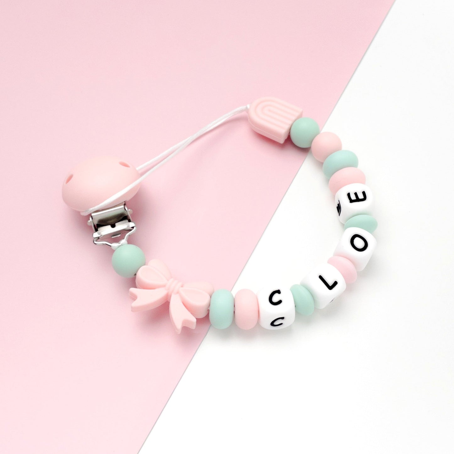 Catenella porta ciuccio rosa e verde menta tiffany personalizzata con nome cloe, con clip rosa a scatto, 1 perlina fiocco rosa, 1 perlina arcobaleno rosa