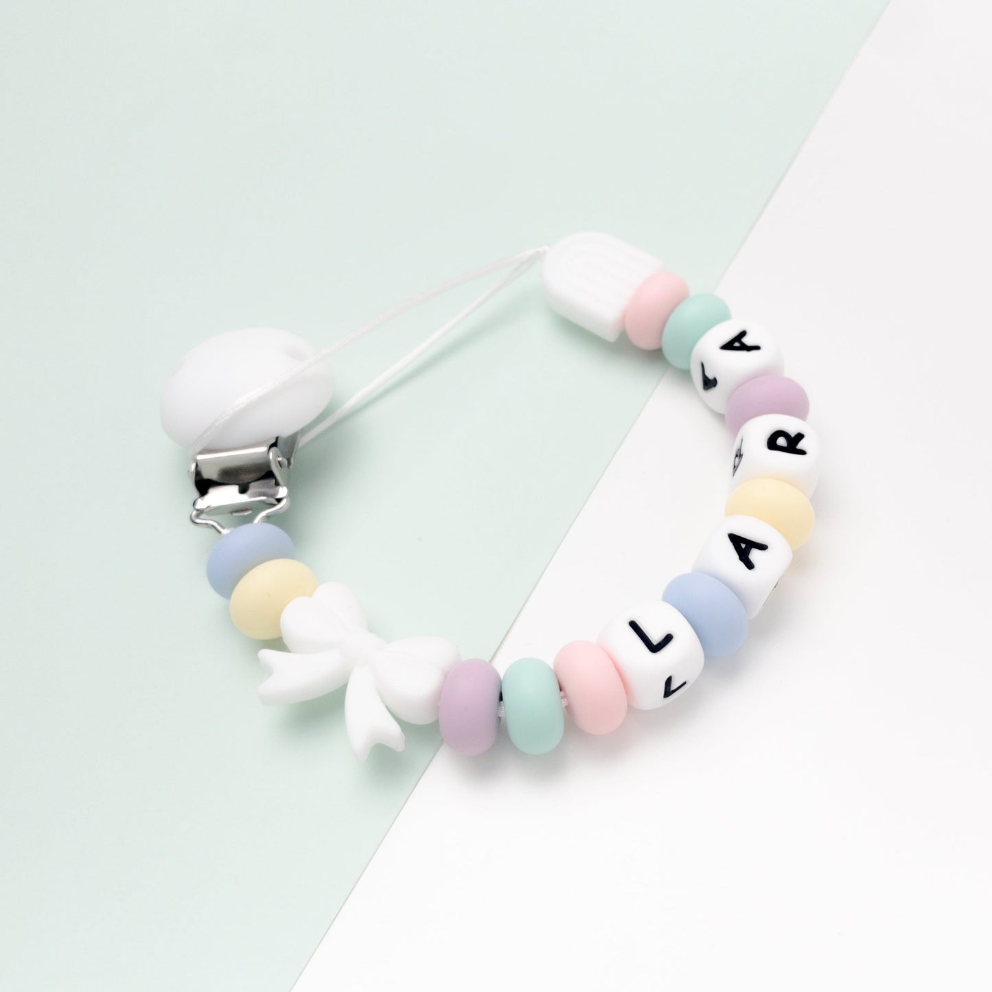 catenella ciuccio colorata in silicone con nome Lara con perline vari colori pastello e clip in silicone a scatto bianca