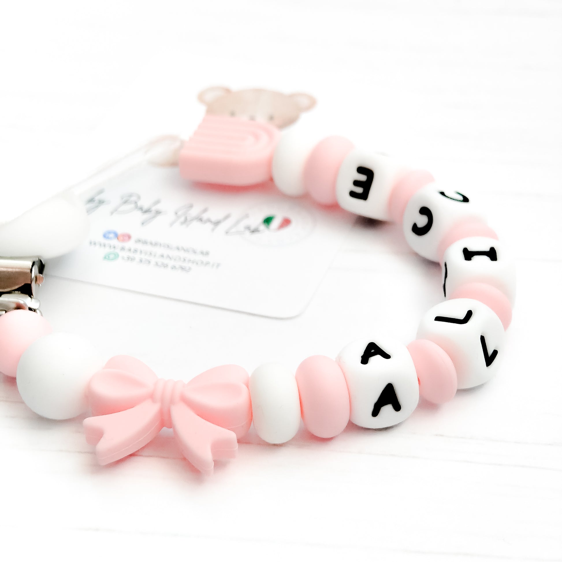 catenina ciuccio con nome rosa e bianco, catenelle portaciuccio bimba con fiocco elegante, colori pastello e soft