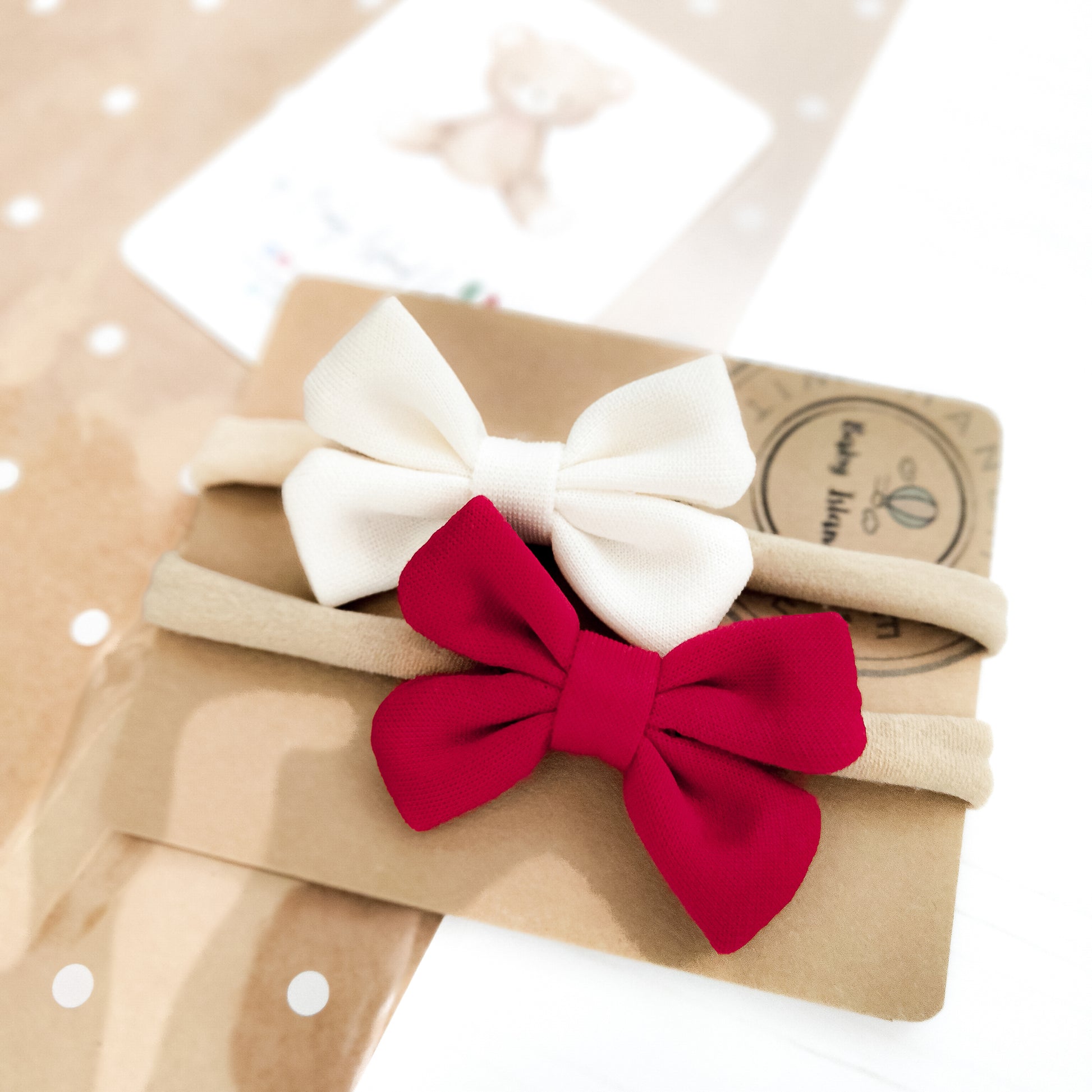 Fasce per neonata in nylon rossa e bianca con fiocco a forma di farfalla, estendibili da 0 a 3 anni.