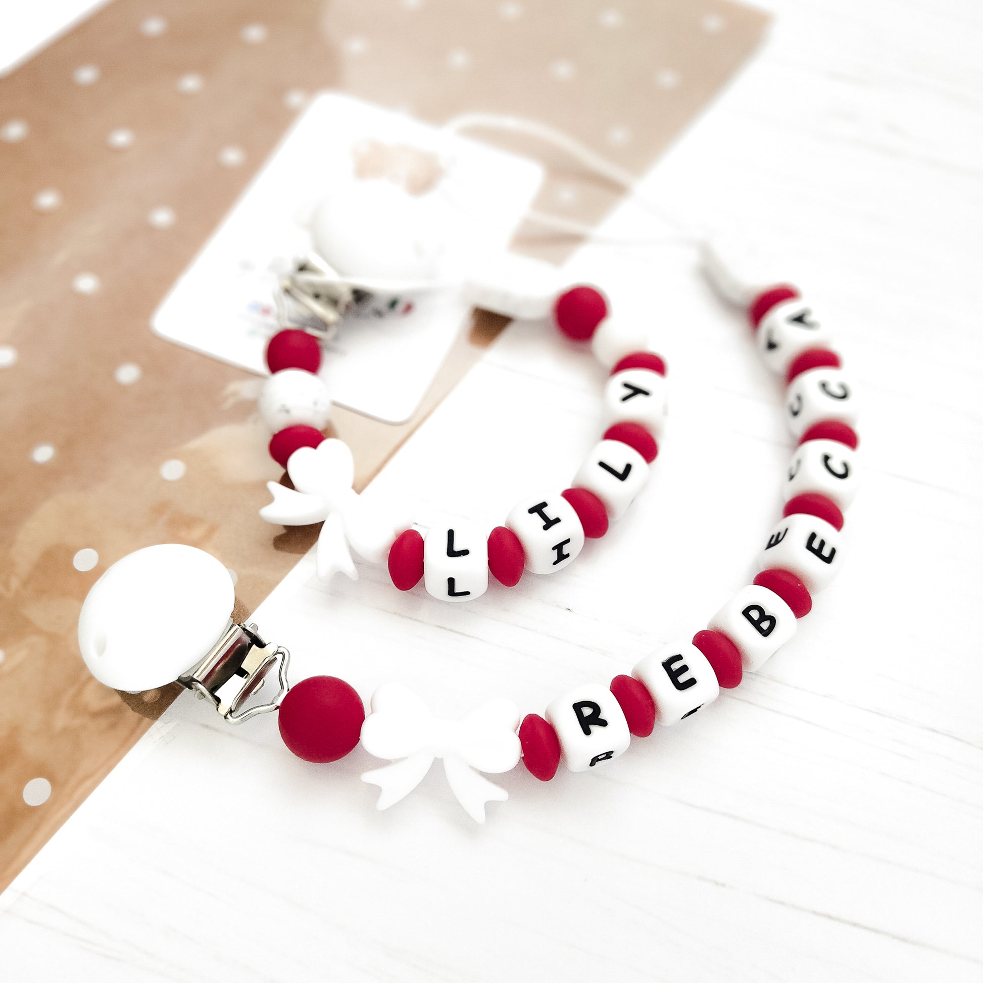 Catenella porta ciuccio rossa e bianca, catenella biancaneve, catenella portaciuccio rossa con fiocco e arboaleno in silicone alimentare