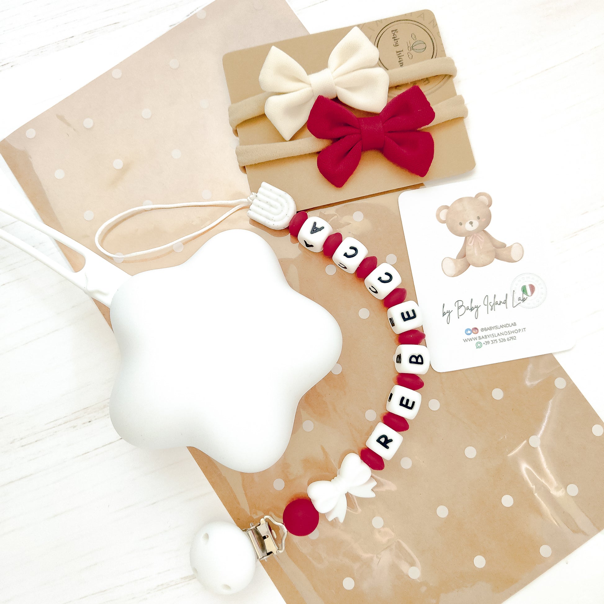 Box nascita bambina con accessori: clip ciuccio in silicone con perline rosse e bianche, porta ciuccio stella e due fasce con fiocchetti