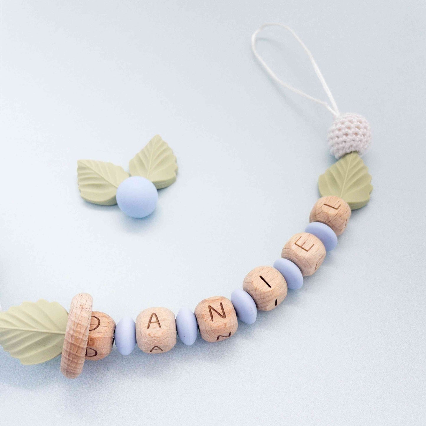 catenella porta ciuccio con clip in legno, koala amigurumi foglie e lettere in legno con nome personalizzabile, elegante e delicata fatta a mano