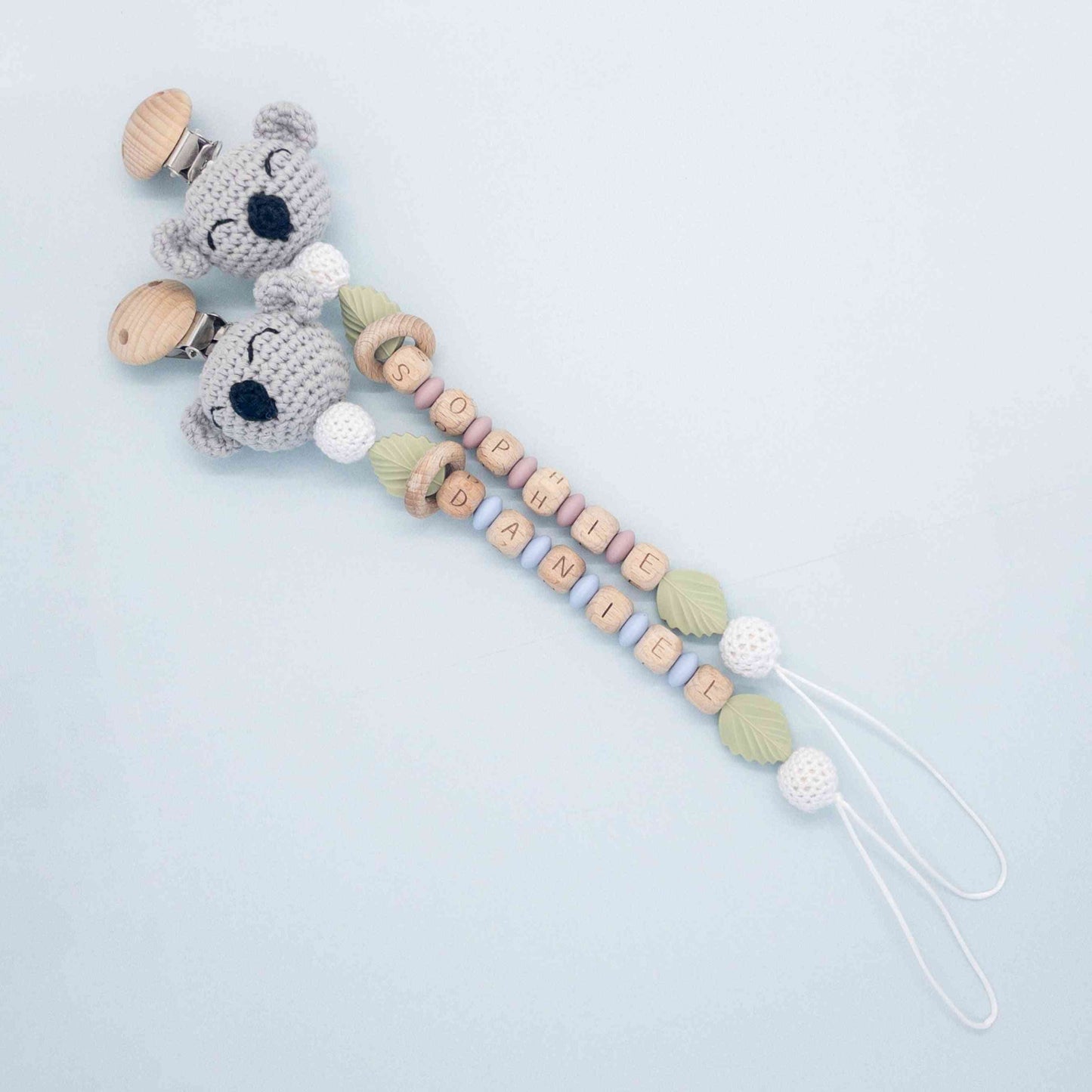 catenenine porta ciuccio per maschietto e femminuccia azzurro e rosa con clip in legno, koala amigurumi foglie e lettere in legno con nome personalizzabile