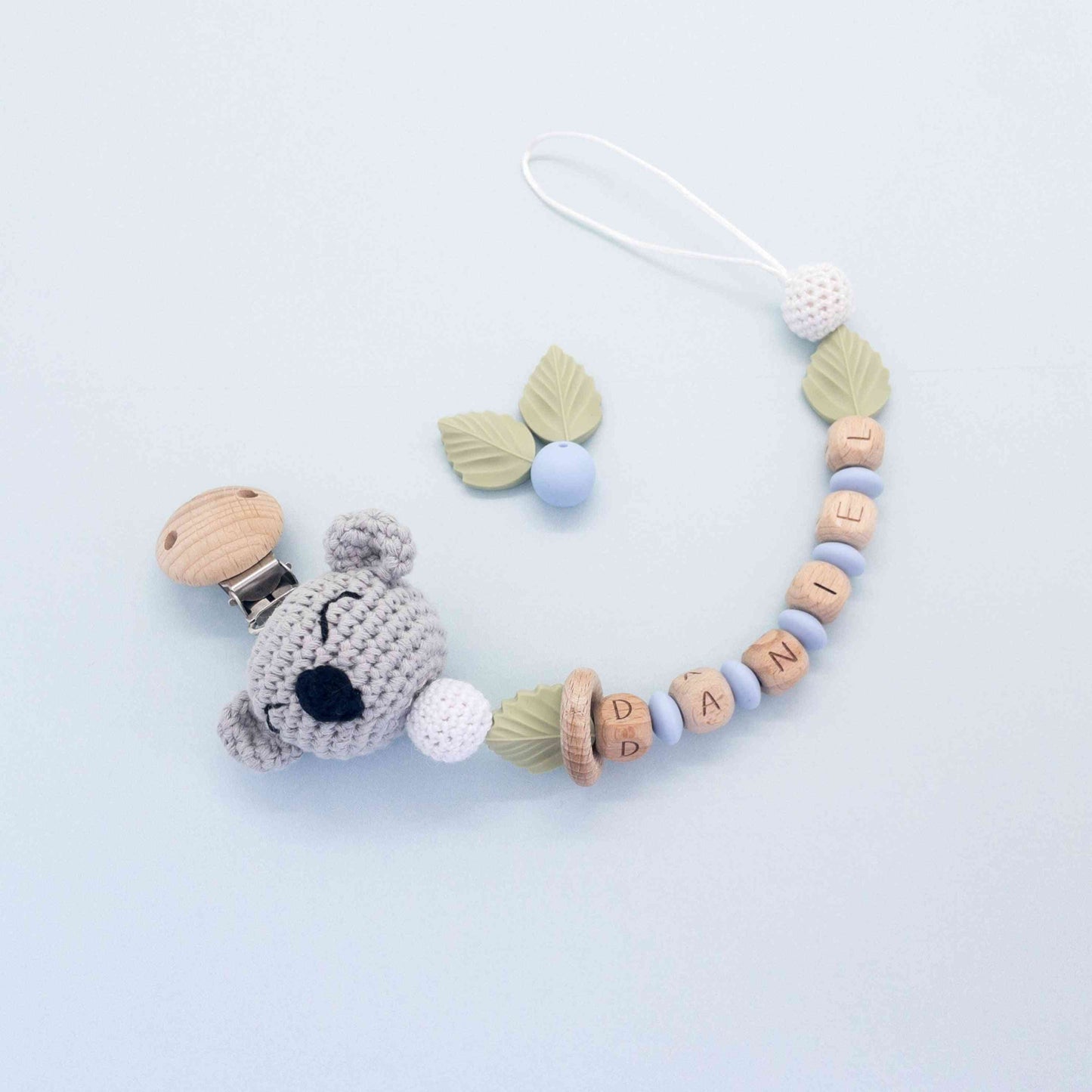 catenella porta ciuccio con clip in legno, koala amigurumi foglie e lettere in legno con nome personalizzabile, elegante e delicata fatta a mano