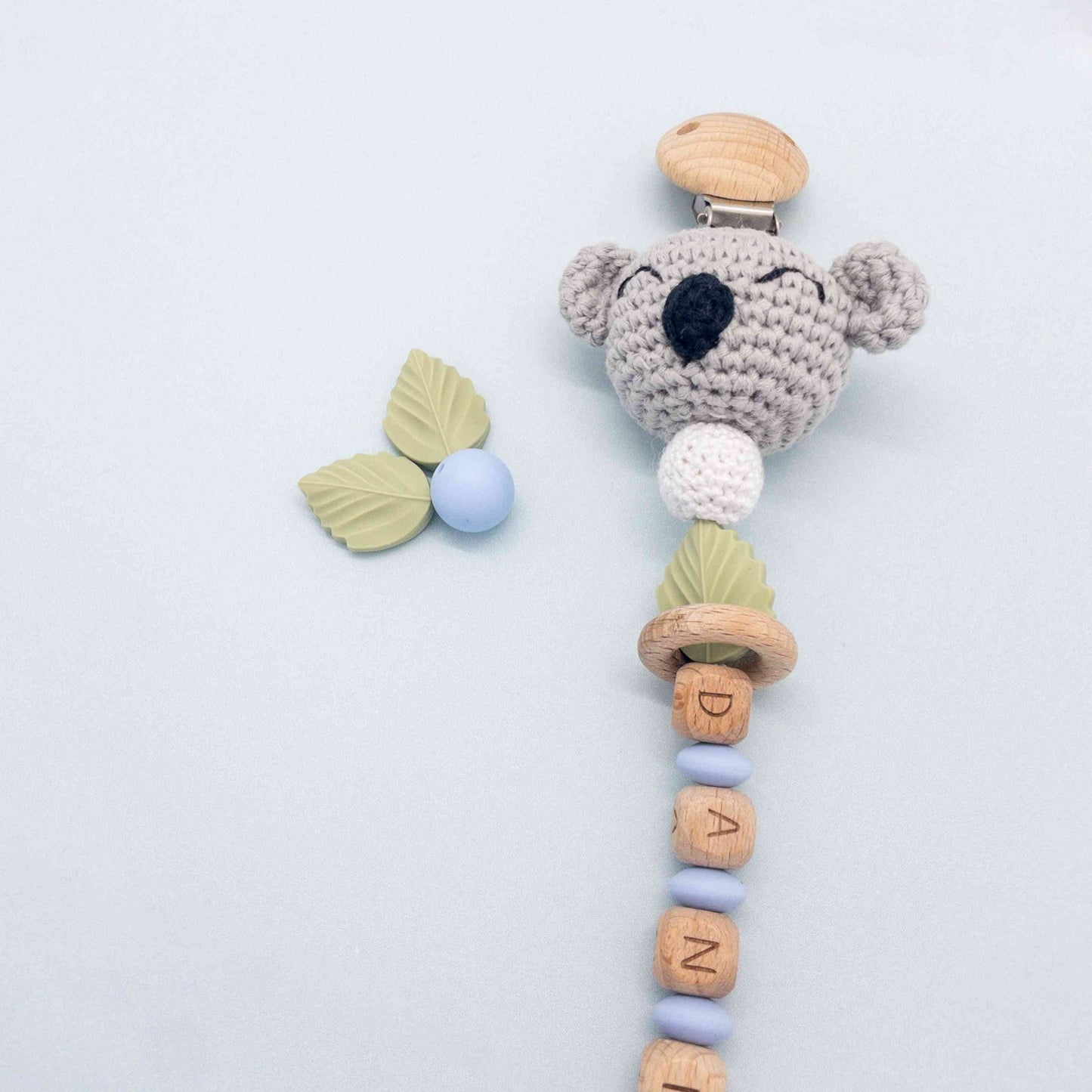 catenella porta ciuccio con clip in legno, koala amigurumi foglie e lettere in legno con nome personalizzabile, elegante e delicata fatta a mano