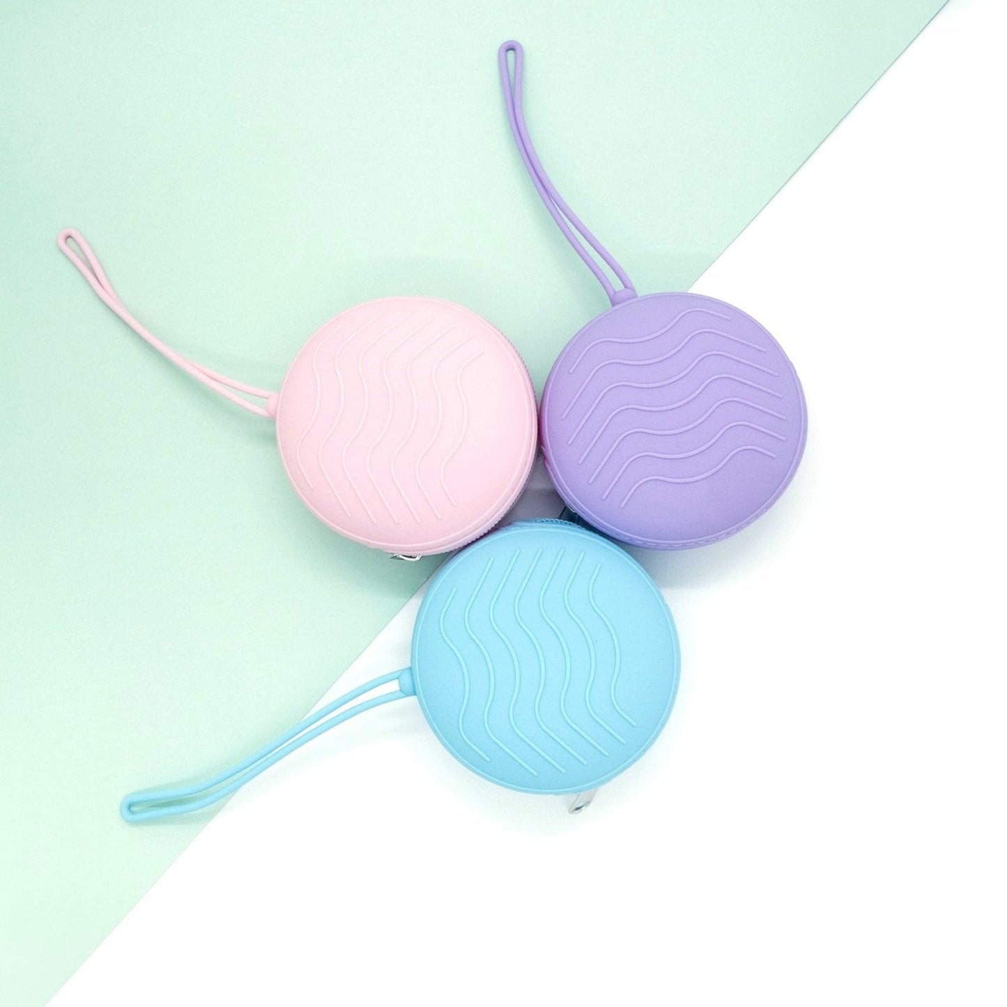 Custodie per ciuccio in silicone Baby Island in lilla, rosa e azzurro, con cinturino, ideali per neonati e passeggini.