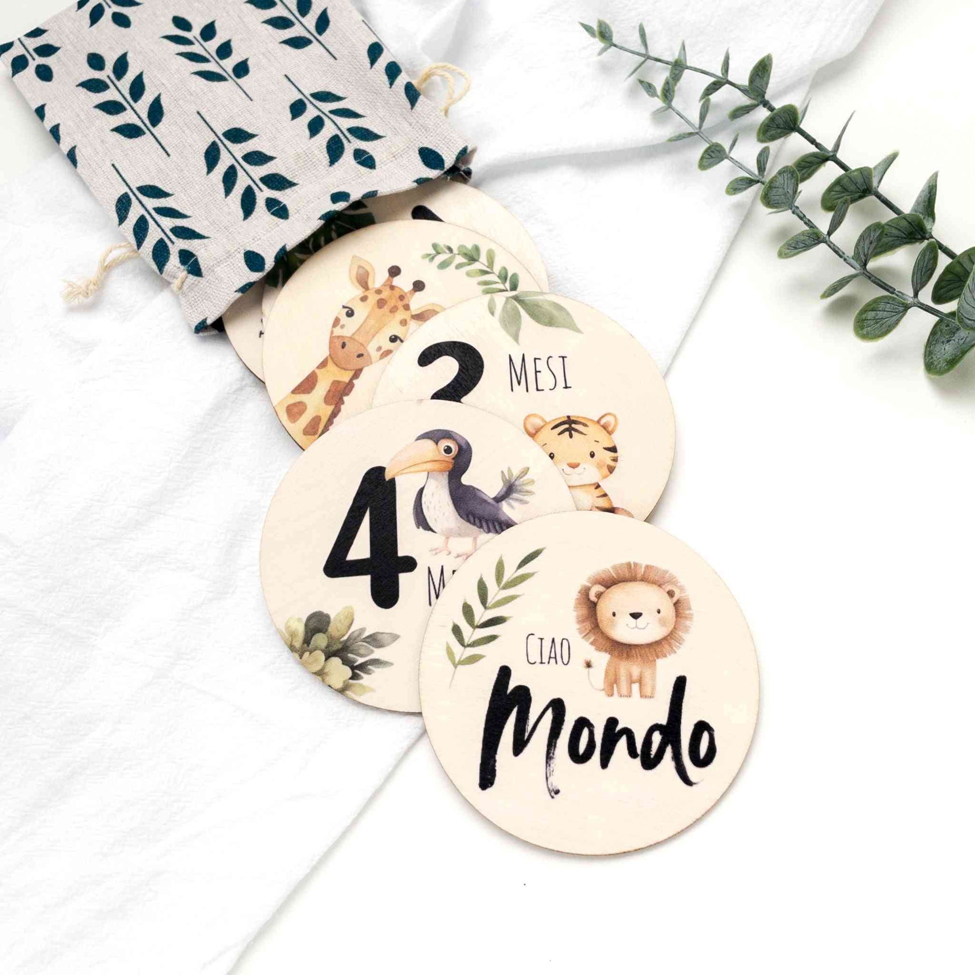 Card mensili Safari Adventures in legno con animali e sacchetto in tessuto, perfette per fotografia complimese neonato Baby Island.